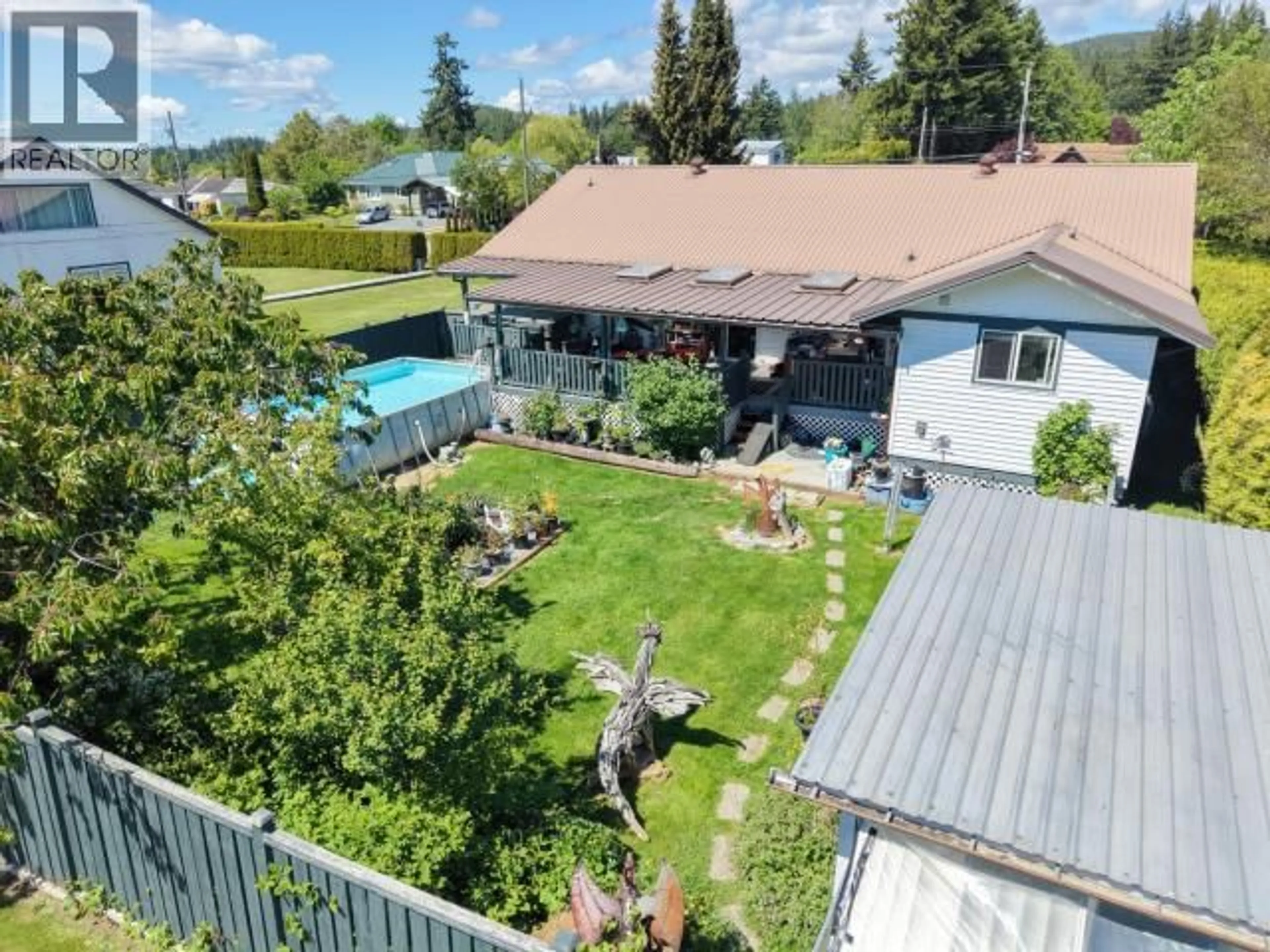 A pic from outside/outdoor area/front of a property/back of a property/a pic from drone, unknown for 6060 LOIS STREET, Powell River British Columbia V8A4T7