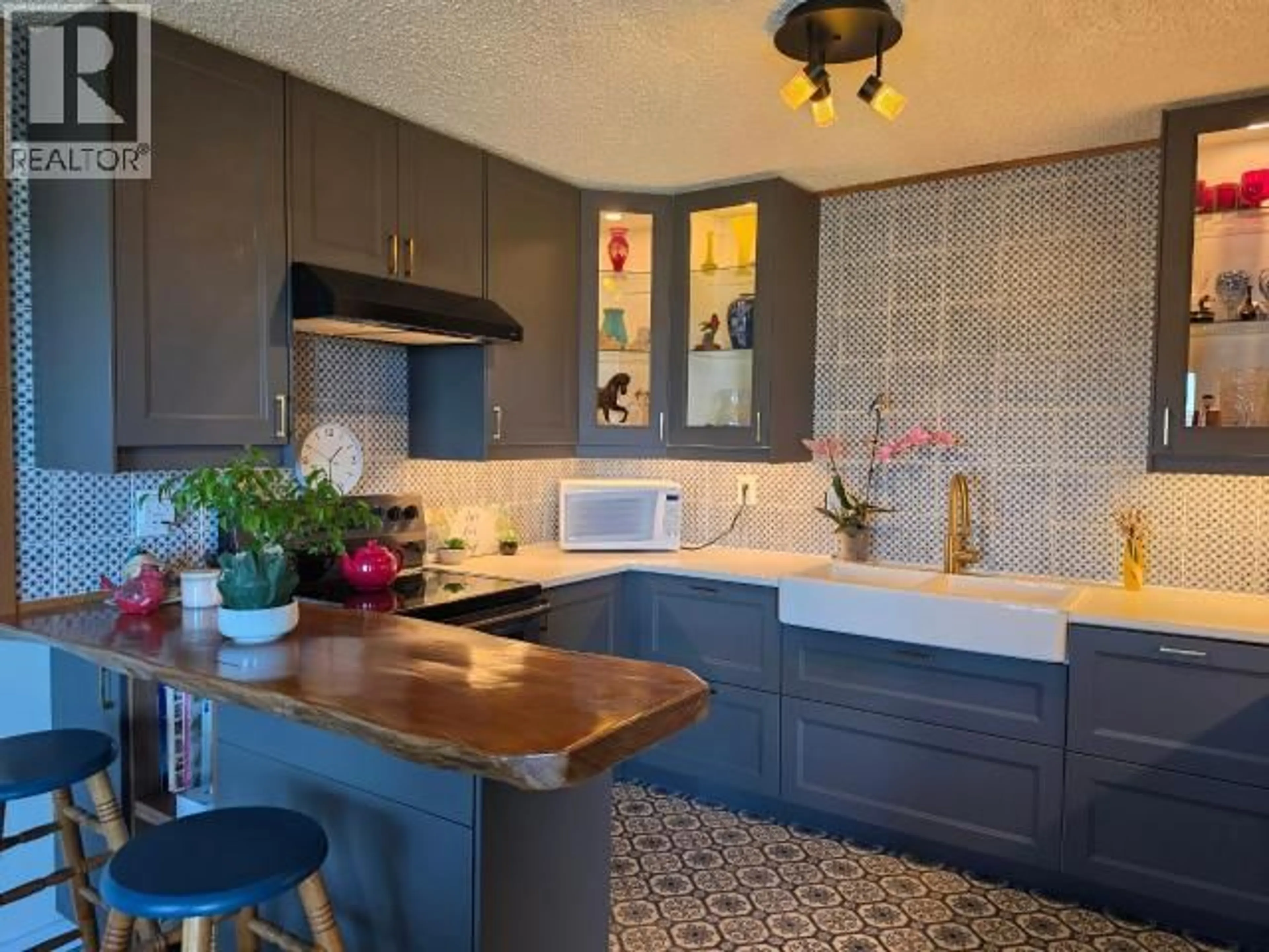 Contemporary kitchen, ceramic/tile floor for 6 - 4420 QUEBEC AVE, Powell River British Columbia V8A5L5