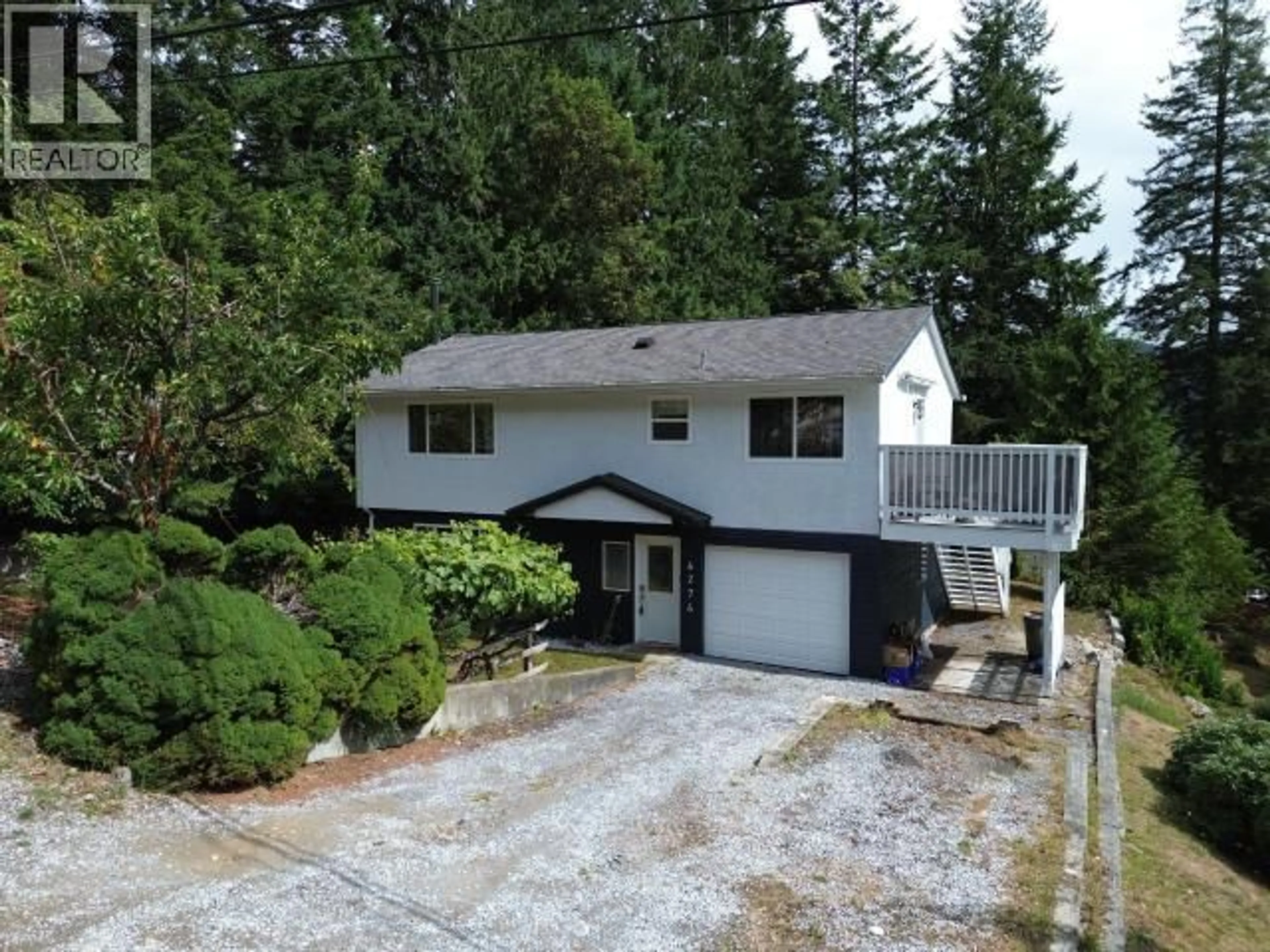 A pic from outside/outdoor area/front of a property/back of a property/a pic from drone, unknown for 6274 CHILCO AVE, Powell River British Columbia V8A4Y6