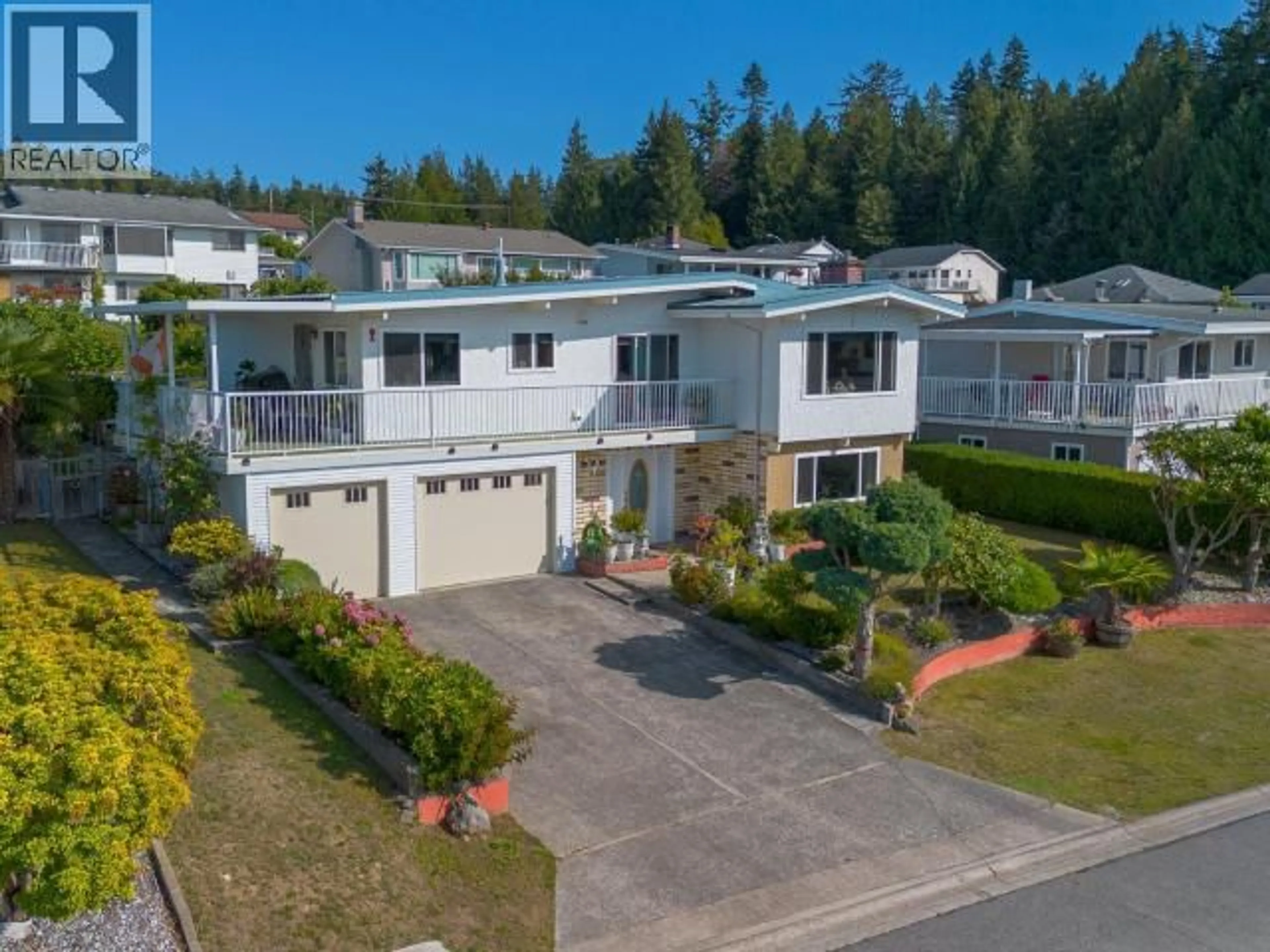 A pic from outside/outdoor area/front of a property/back of a property/a pic from drone, street for 3740 STRATHCONA AVE, Powell River British Columbia V8A4Z8