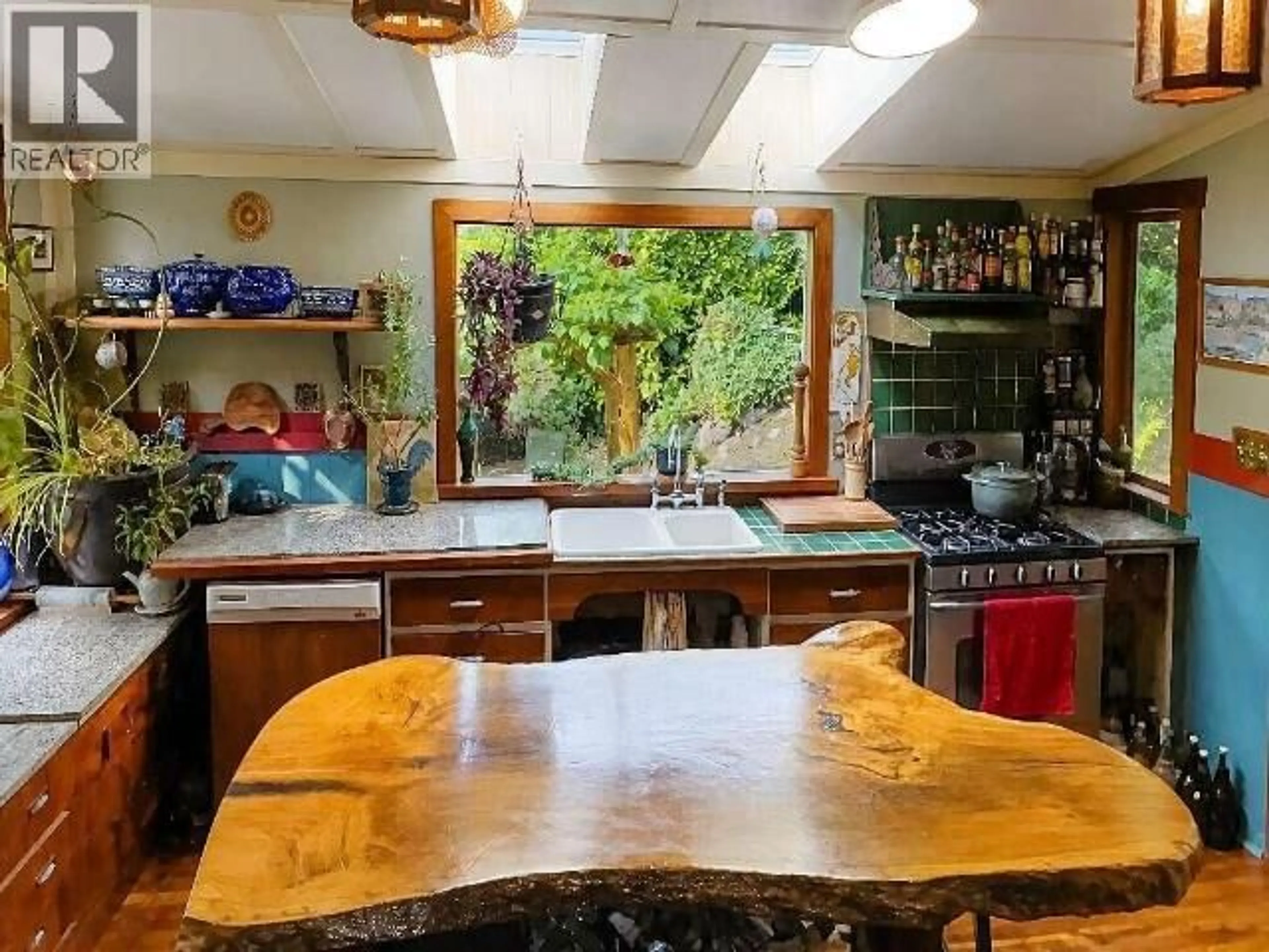 Rustic kitchen, ceramic/tile floor for 4598 MARINE AVE, Powell River British Columbia V8A2K6