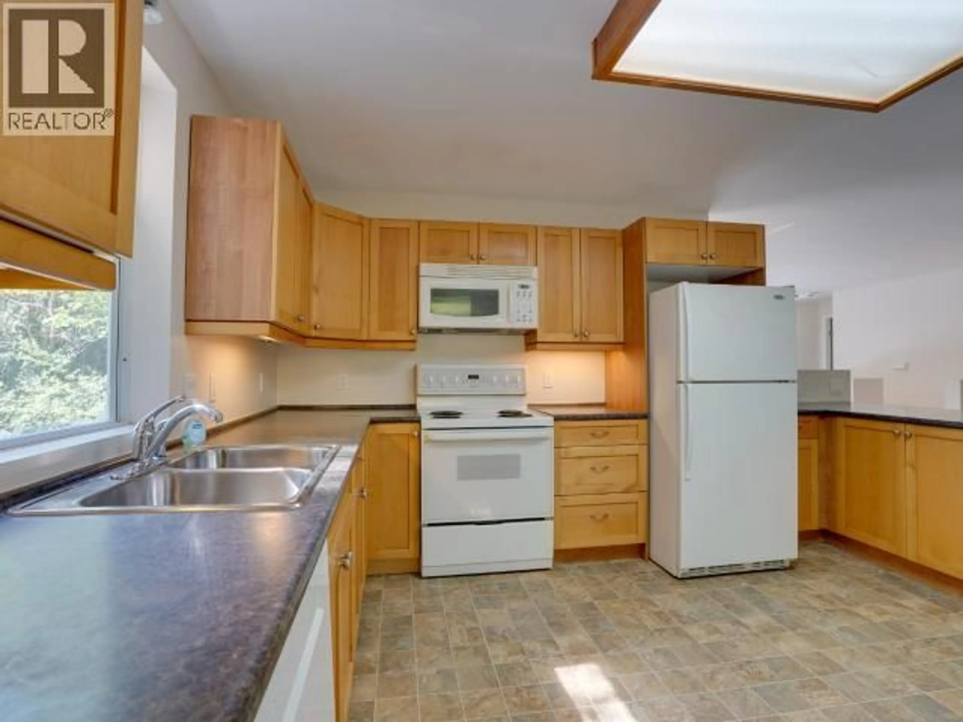 Standard kitchen, unknown for 4070 HIGHWAY 101, Powell River British Columbia V8A4Z3