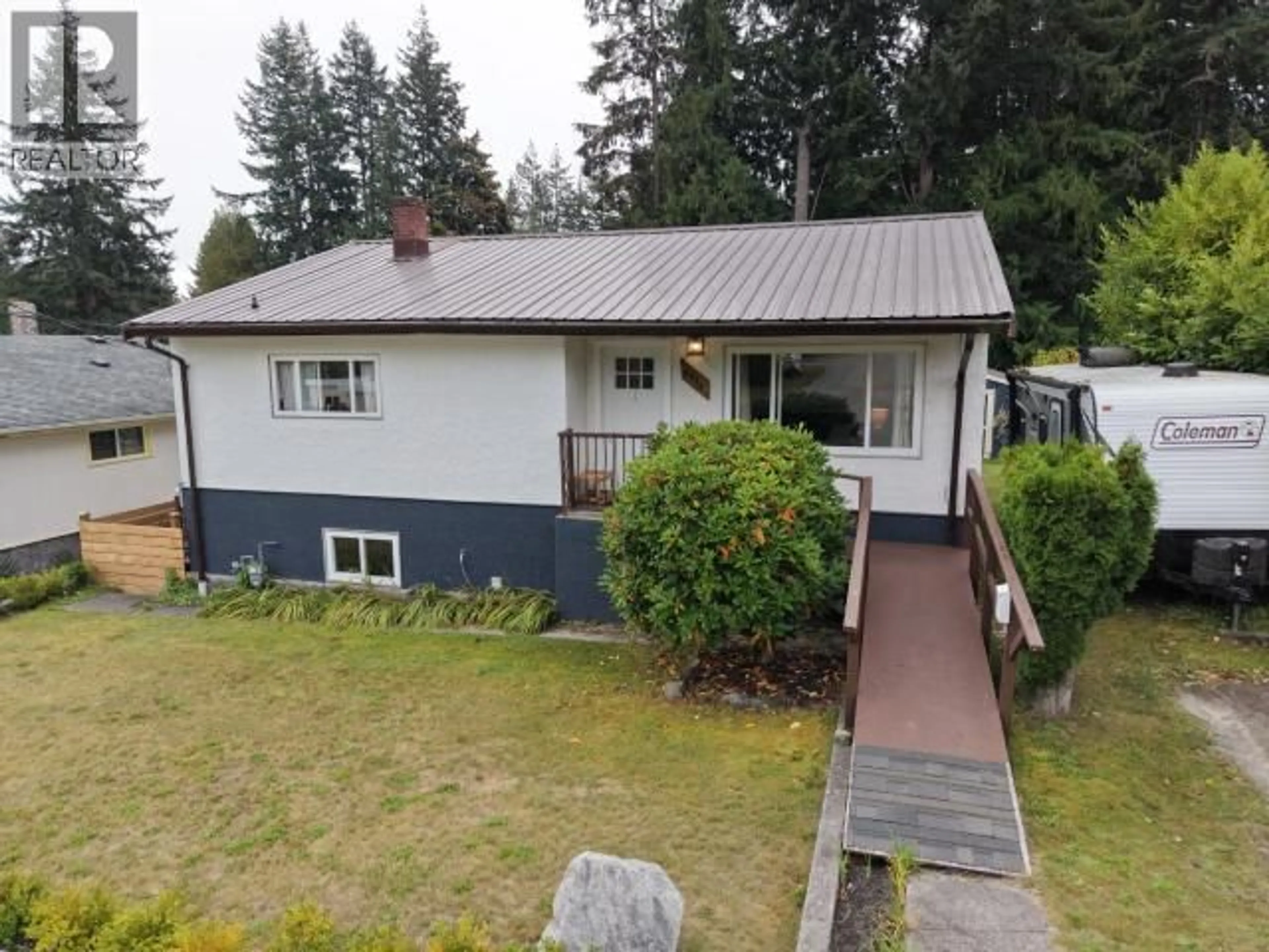 A pic from outside/outdoor area/front of a property/back of a property/a pic from drone, unknown for 6856 DRAKE STREET, Powell River British Columbia V8A3Y1