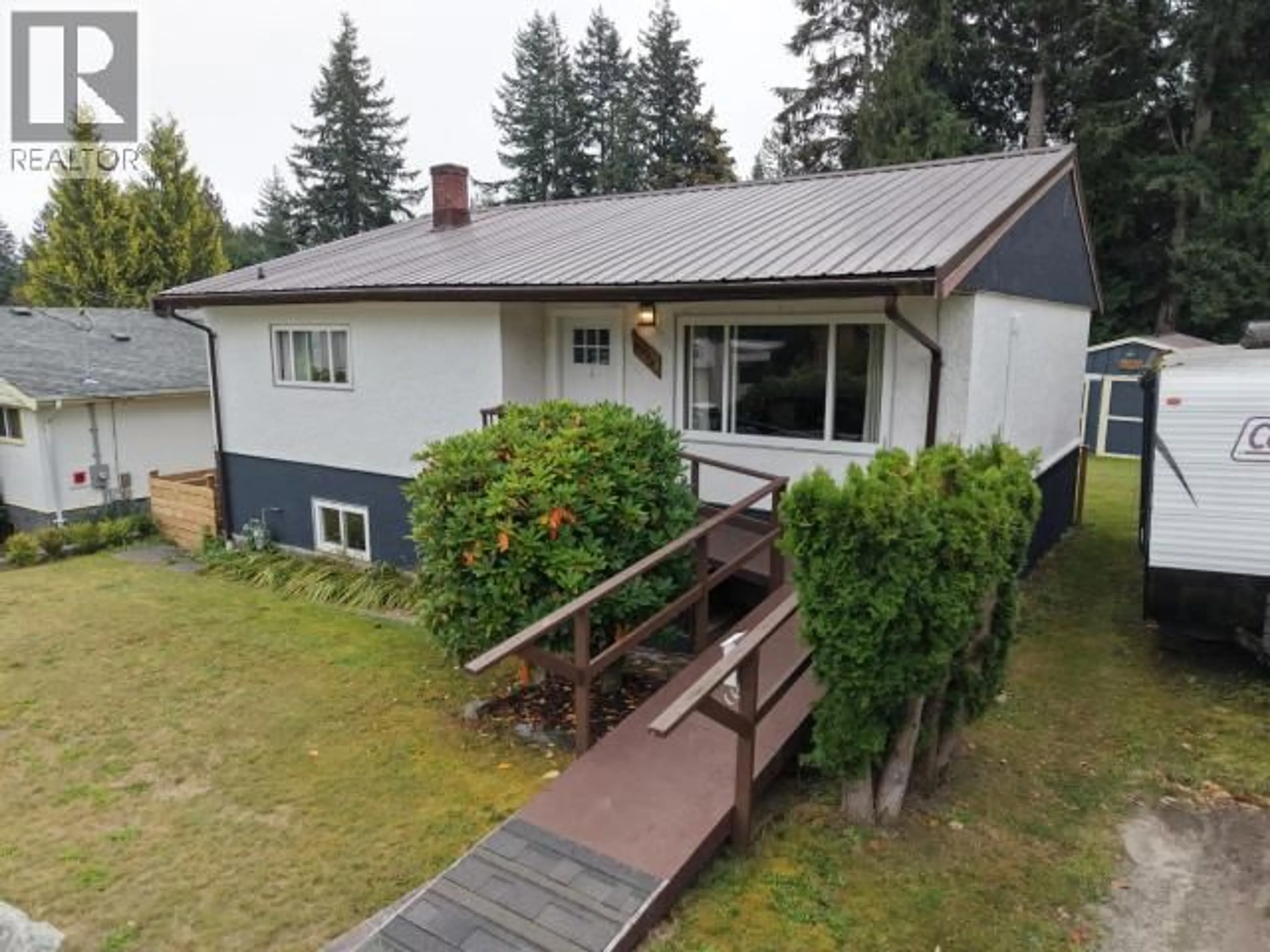 A pic from outside/outdoor area/front of a property/back of a property/a pic from drone, unknown for 6856 DRAKE STREET, Powell River British Columbia V8A3Y1