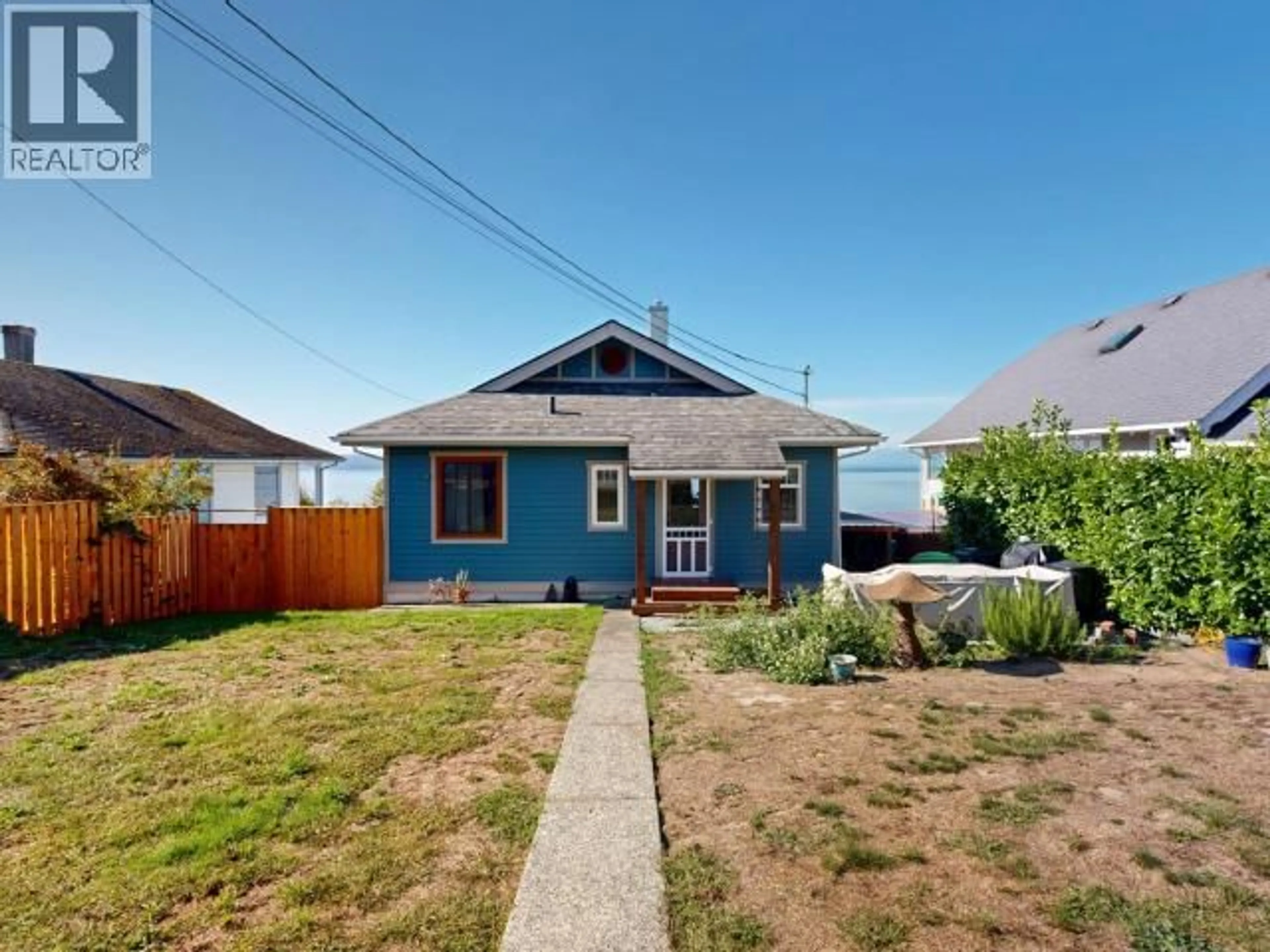 A pic from outside/outdoor area/front of a property/back of a property/a pic from drone, street for 5374 LARCH AVE, Powell River British Columbia V8A4M5