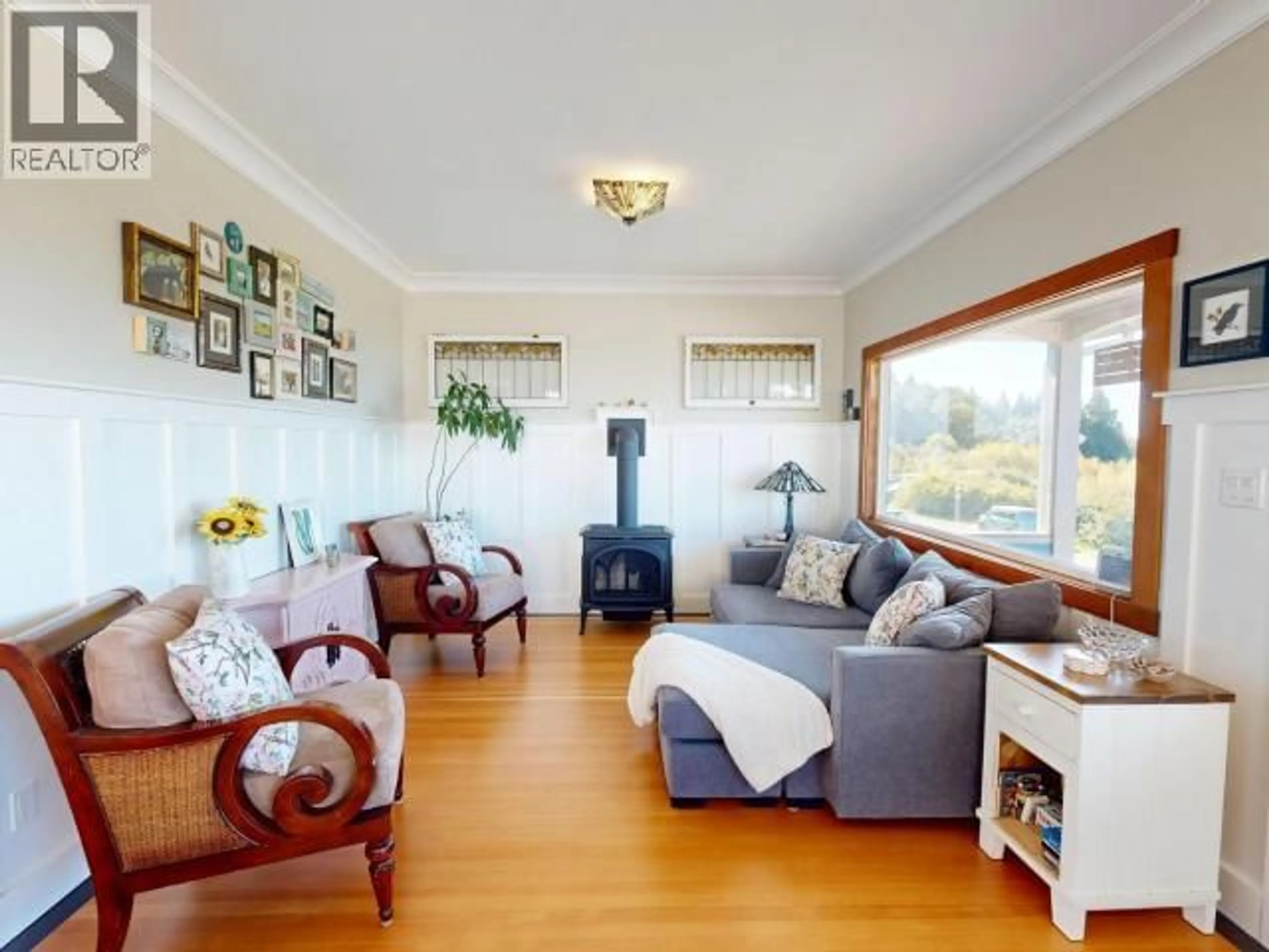 Living room with furniture, wood/laminate floor for 5374 LARCH AVE, Powell River British Columbia V8A4M5