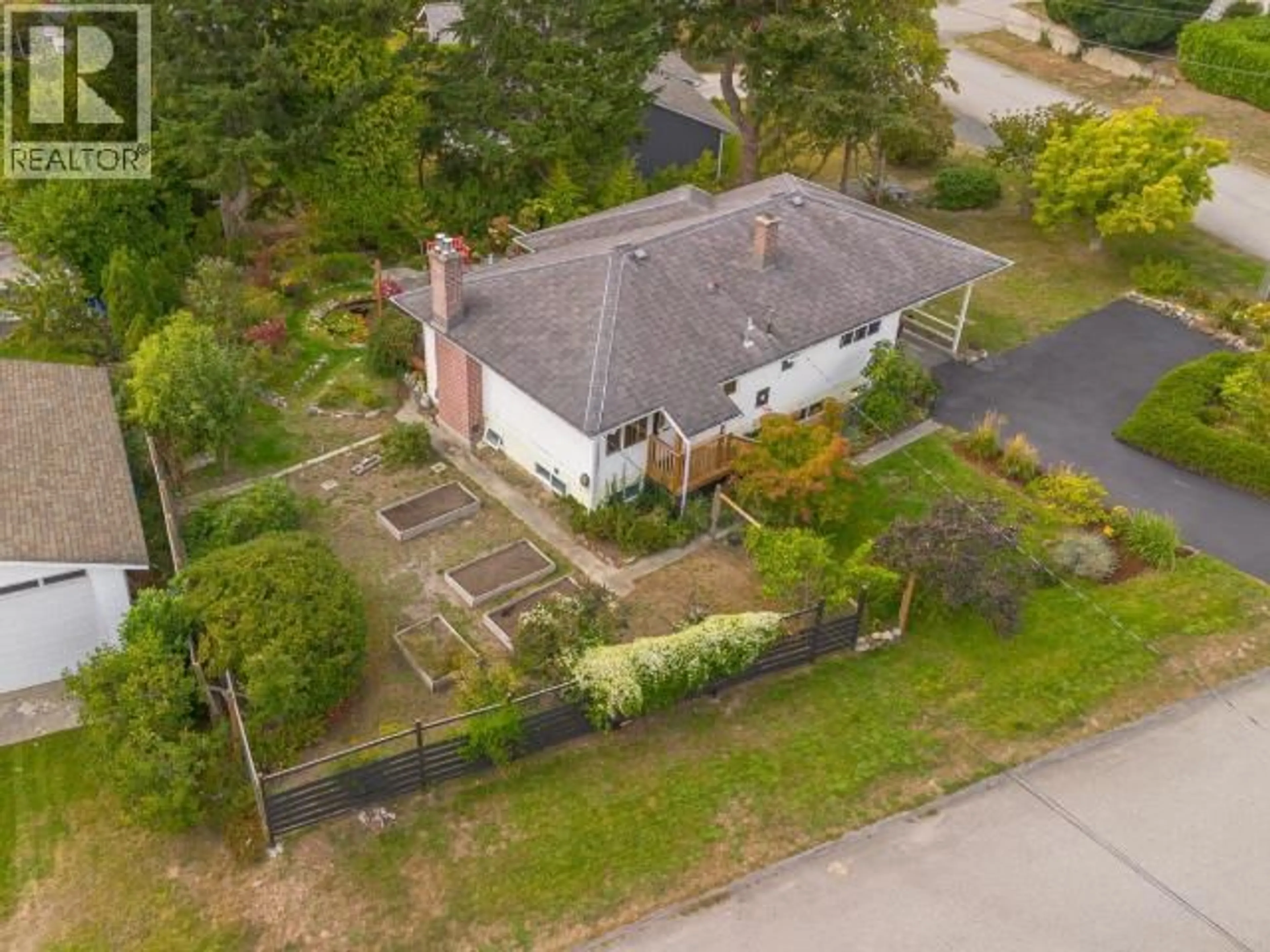A pic from outside/outdoor area/front of a property/back of a property/a pic from drone, street for 7110 TAHSIS STREET, Powell River British Columbia V8A1G5