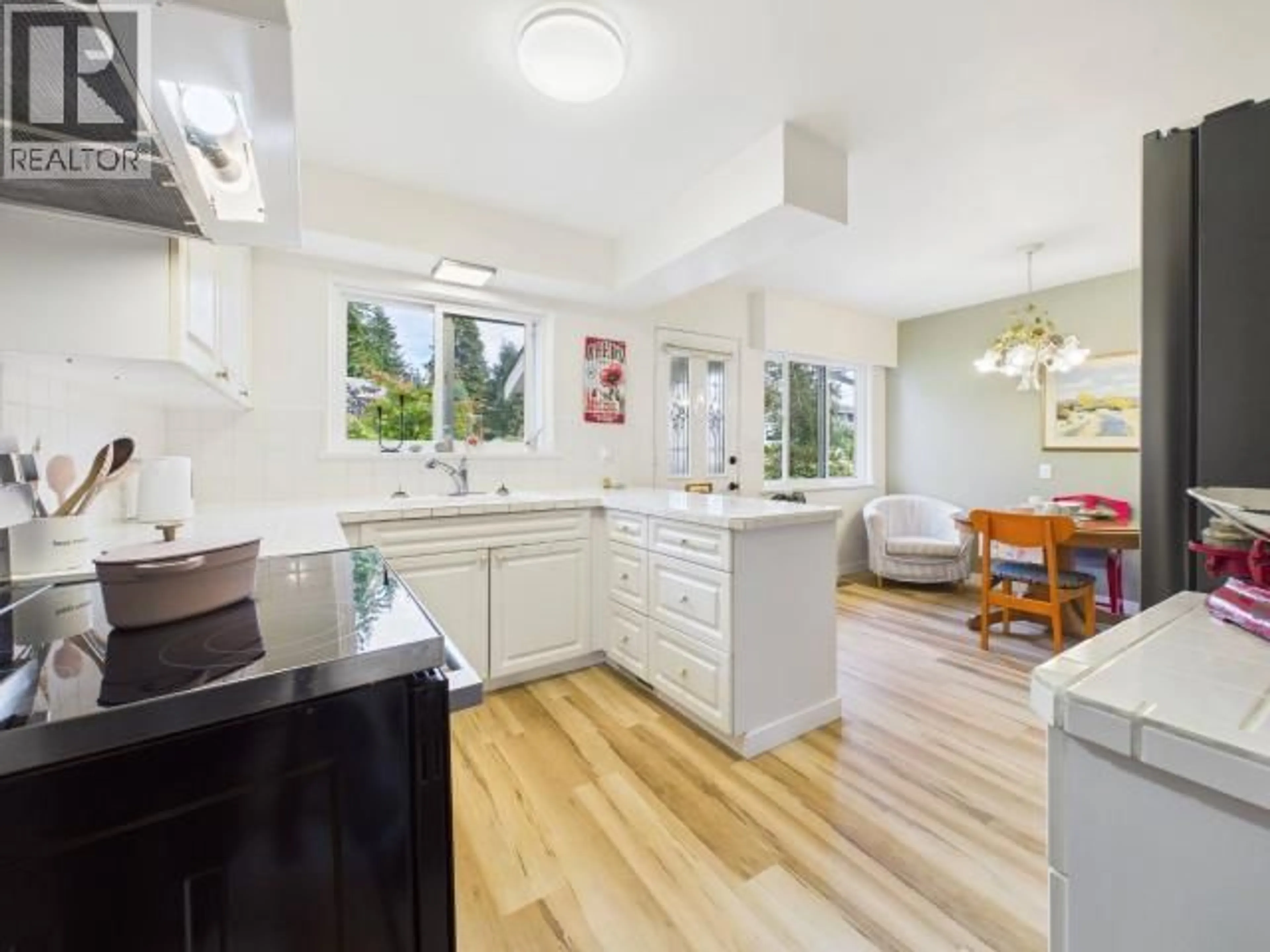 Open concept kitchen, ceramic/tile floor for 7110 TAHSIS STREET, Powell River British Columbia V8A1G5