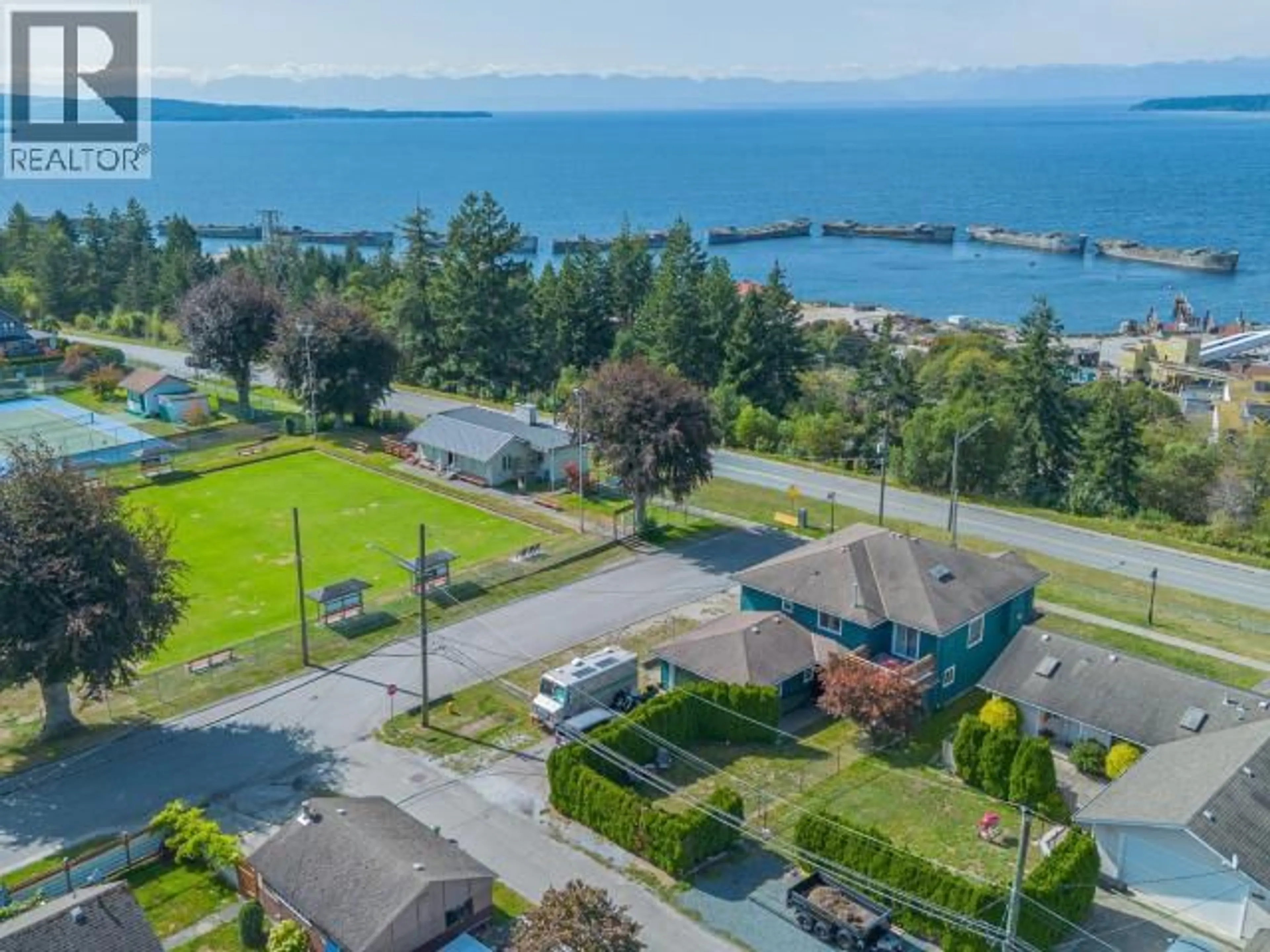 A pic from outside/outdoor area/front of a property/back of a property/a pic from drone, water/lake/river/ocean view for 5726 MARINE AVE, Powell River British Columbia V8A2M4