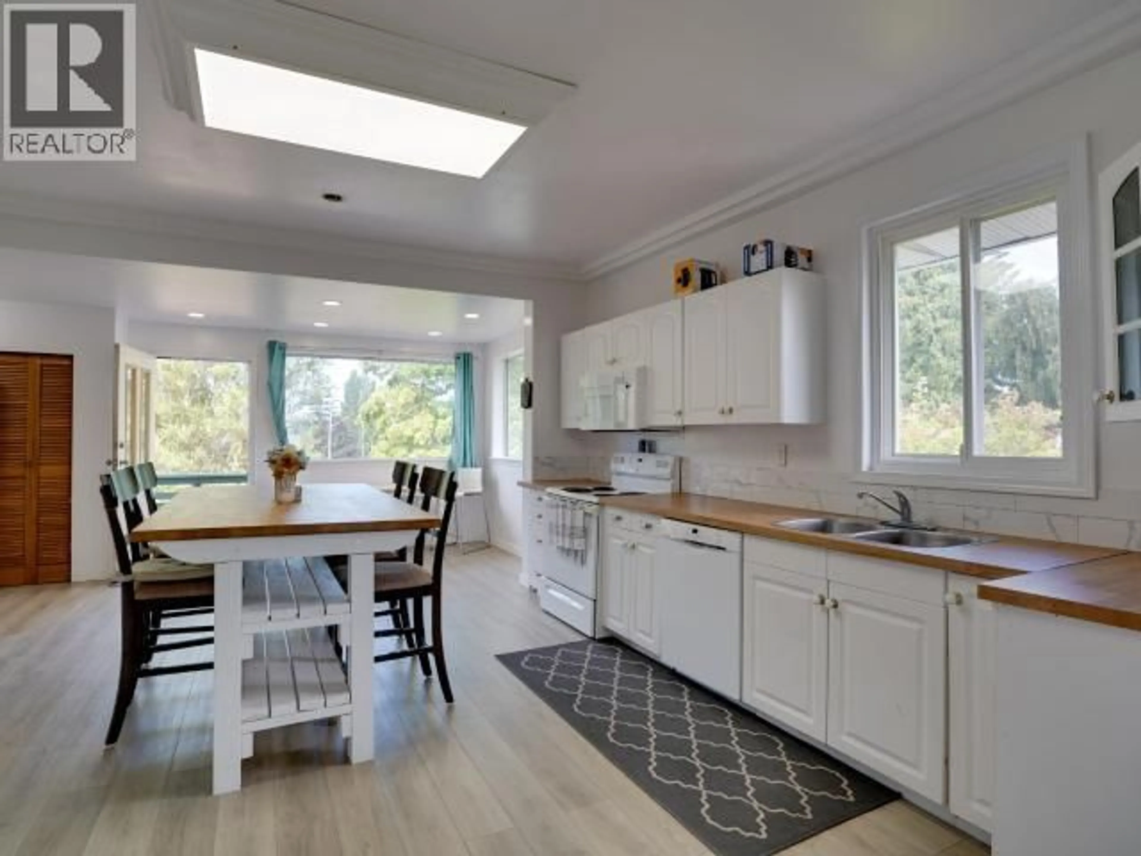 Open concept kitchen, ceramic/tile floor for 4279 JOYCE AVE, Powell River British Columbia V8A2Z9
