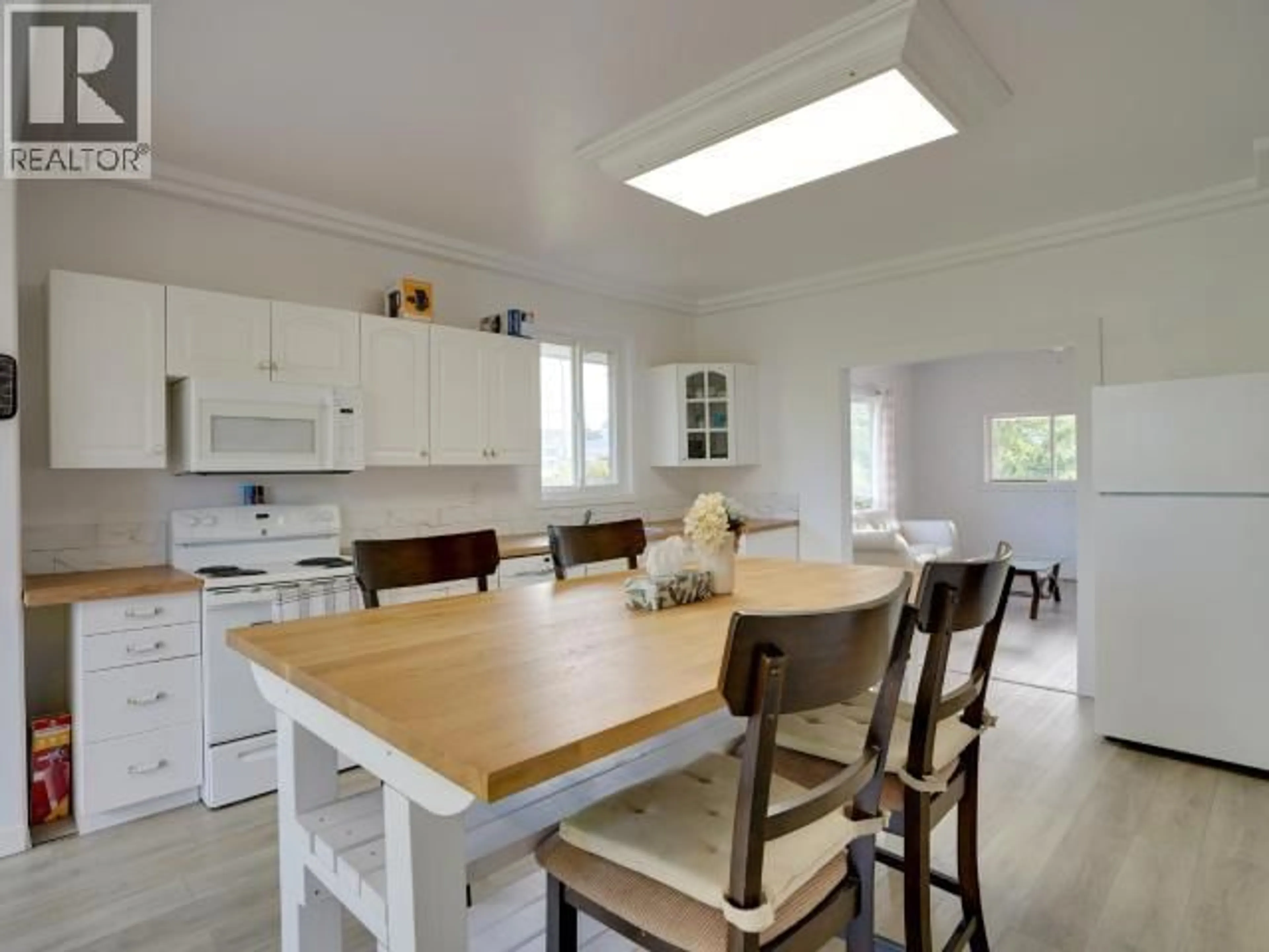 Open concept kitchen, unknown for 4279 JOYCE AVE, Powell River British Columbia V8A2Z9