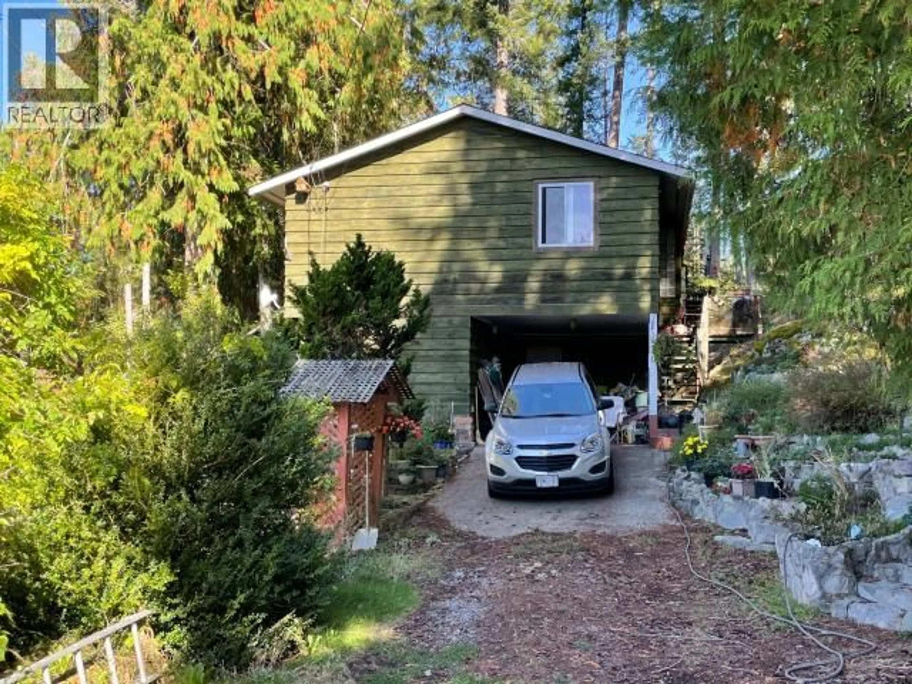 A pic from outside/outdoor area/front of a property/back of a property/a pic from drone, unknown for 1540 SCOTCH PLACE, Powell River British Columbia V0N2G0
