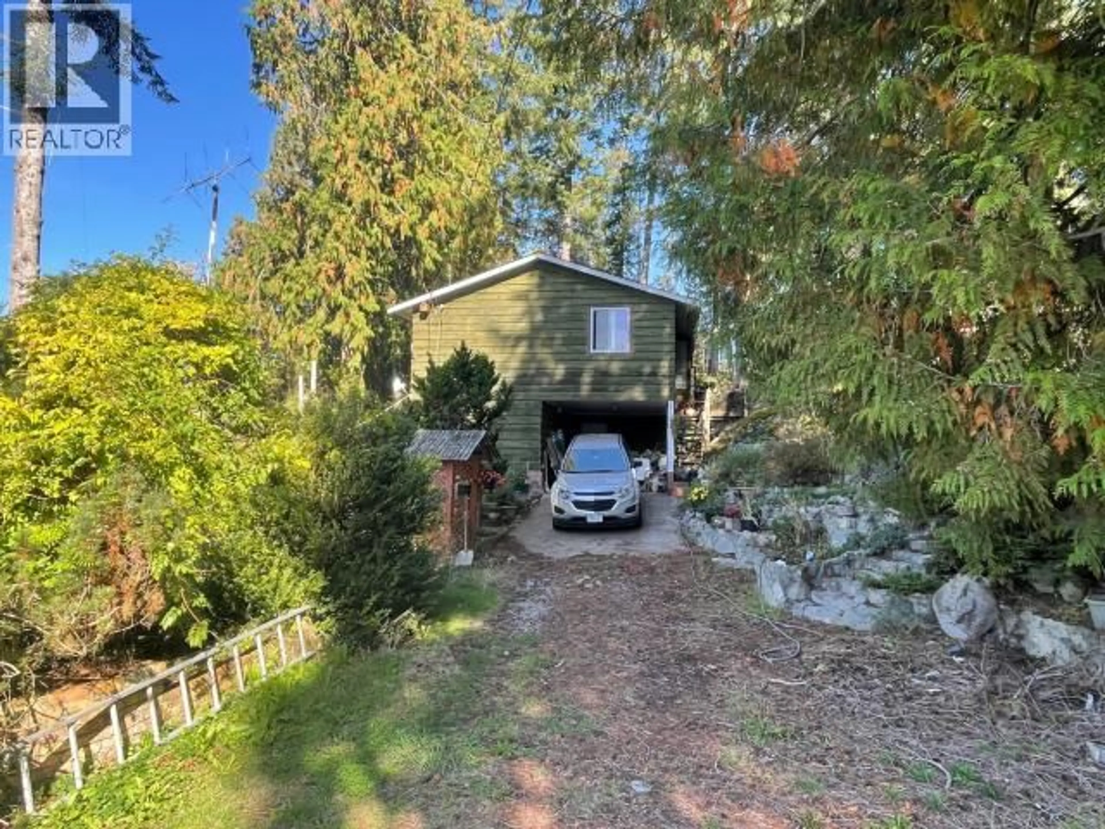 A pic from outside/outdoor area/front of a property/back of a property/a pic from drone, unknown for 1540 SCOTCH PLACE, Powell River British Columbia V0N2G0