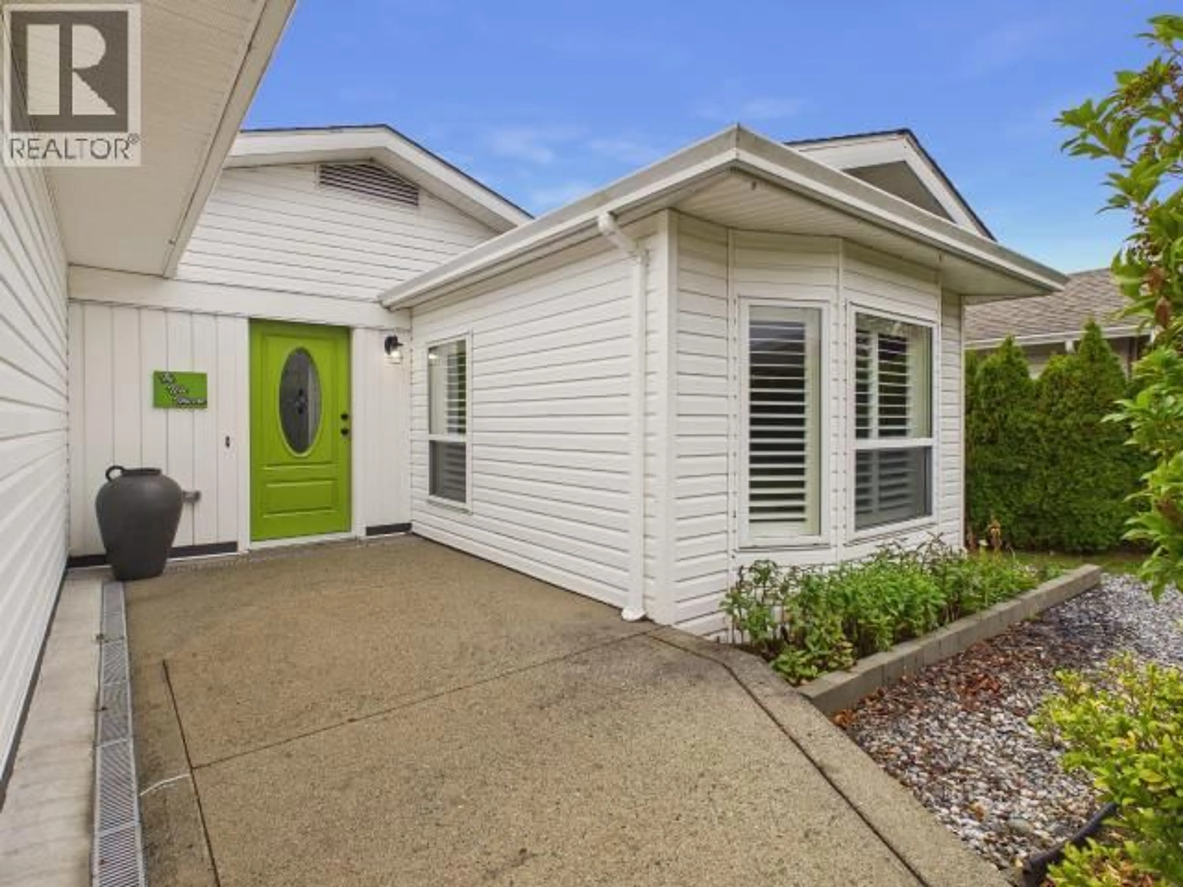 Home with vinyl exterior material, street for B - 4291 COLLINGWOOD WAY, Powell River British Columbia V8A5V2