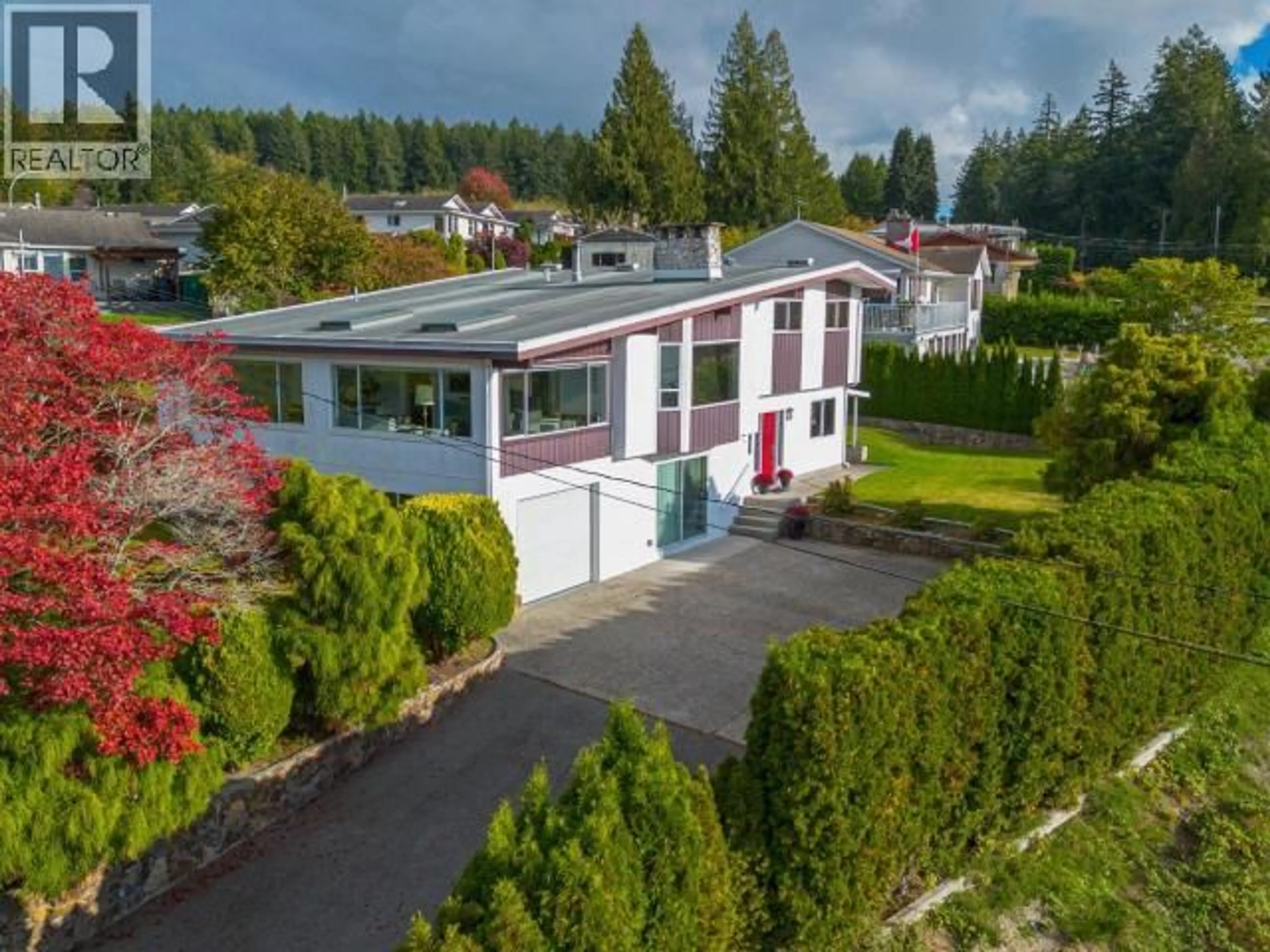 A pic from outside/outdoor area/front of a property/back of a property/a pic from drone, street for 4064 WESTVIEW AVE, Powell River British Columbia V8A3H6