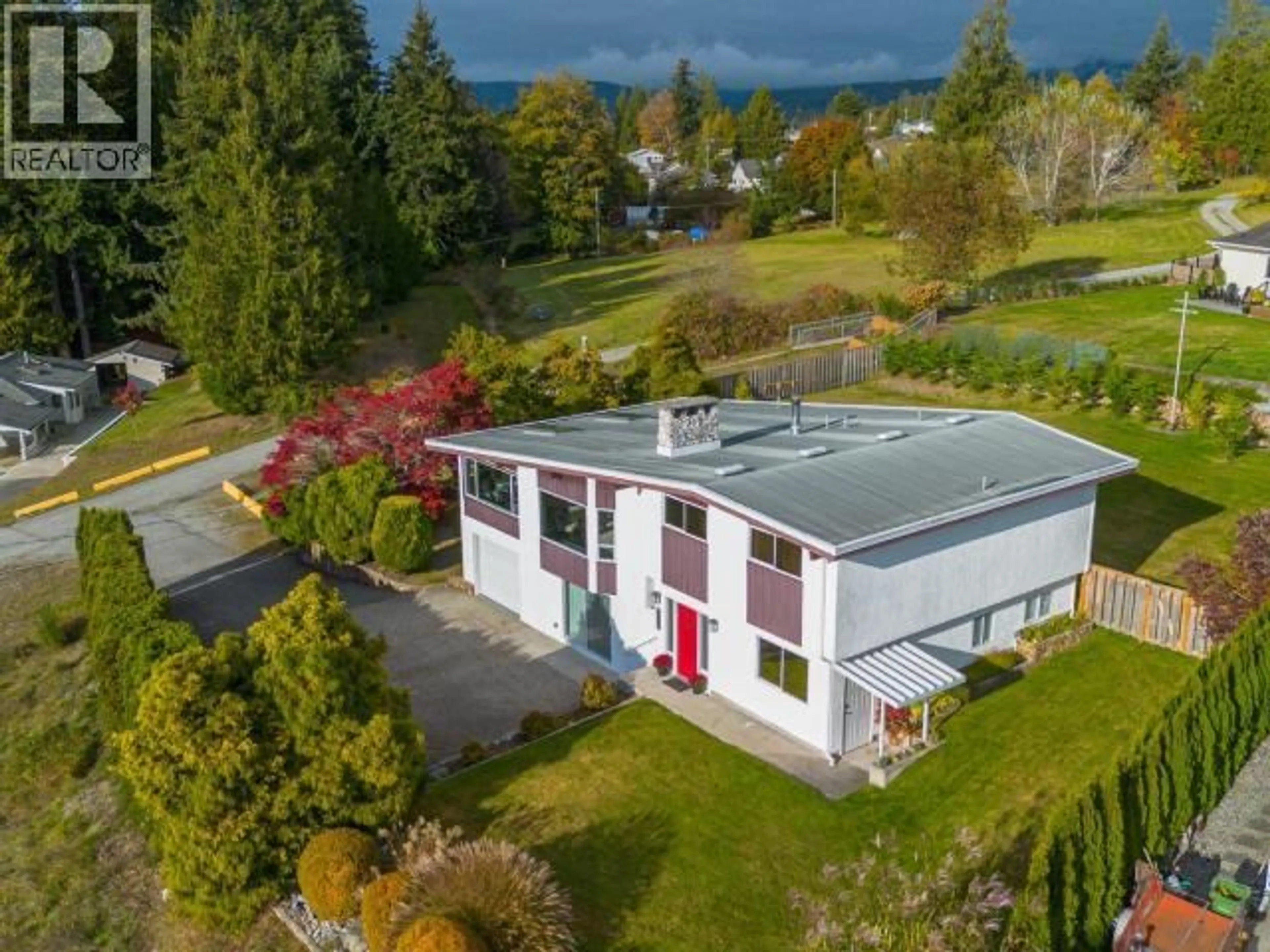 A pic from outside/outdoor area/front of a property/back of a property/a pic from drone, street for 4064 WESTVIEW AVE, Powell River British Columbia V8A3H6