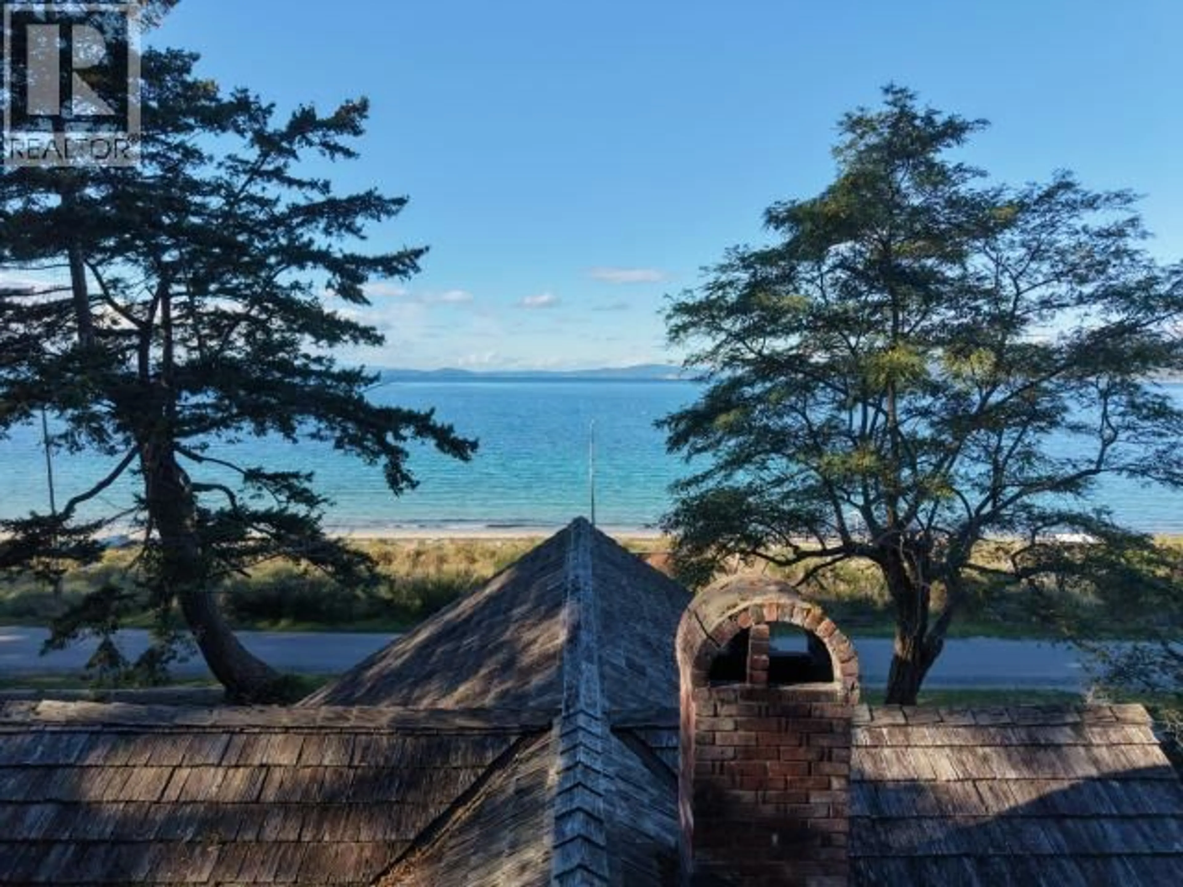 A pic from outside/outdoor area/front of a property/back of a property/a pic from drone, water/lake/river/ocean view for 3054 MALASPINA PROMENADE, Savary Island British Columbia V0N2G0