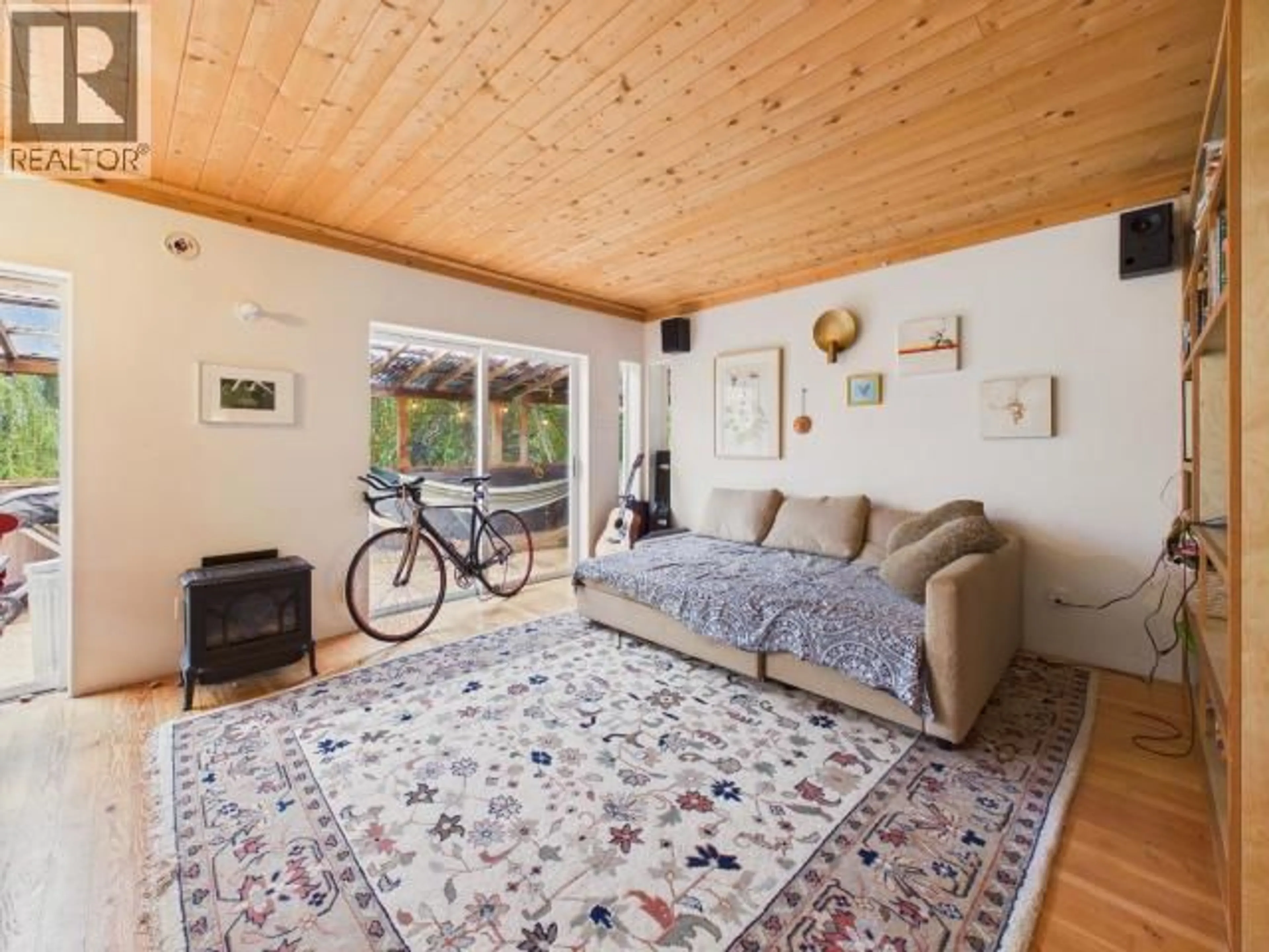 Living room with furniture, wood/laminate floor for 7160 CRANBERRY STREET, Powell River British Columbia V8A3Z8