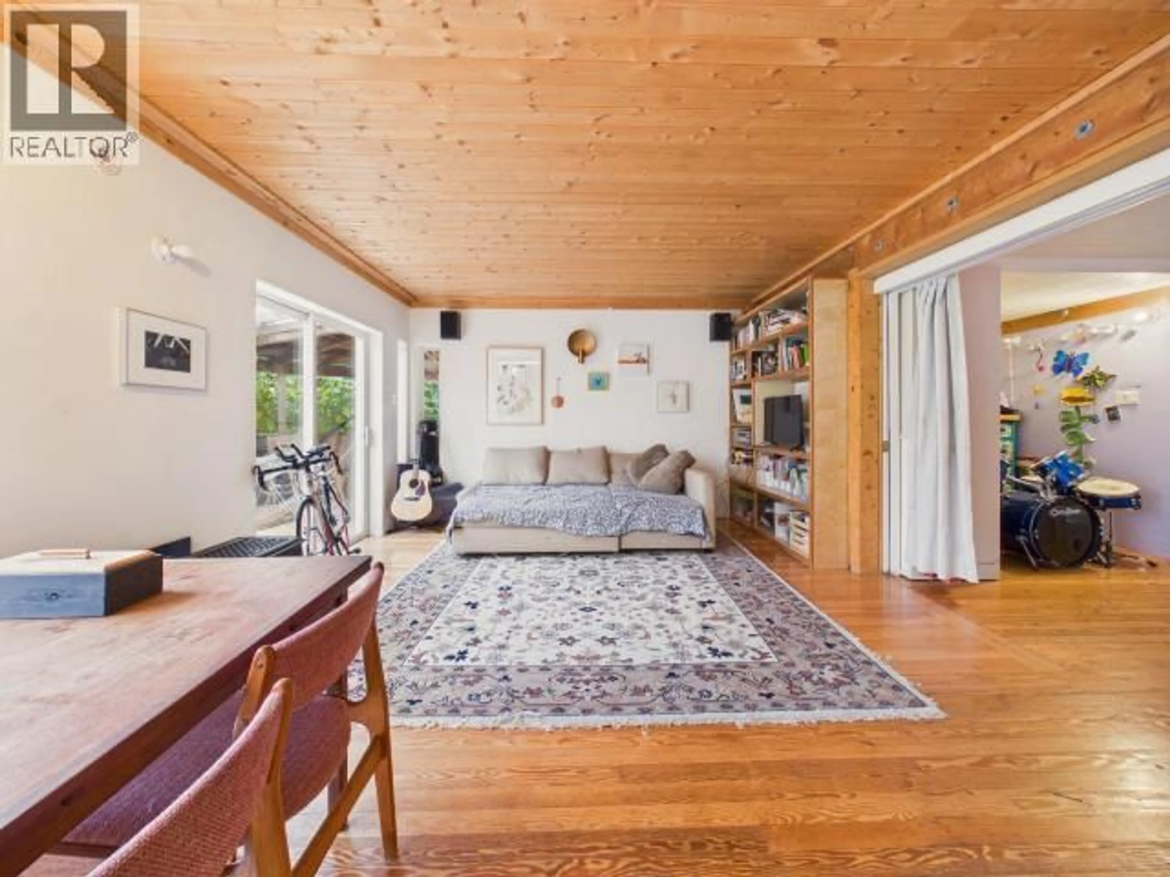 Living room with furniture, wood/laminate floor for 7160 CRANBERRY STREET, Powell River British Columbia V8A3Z8