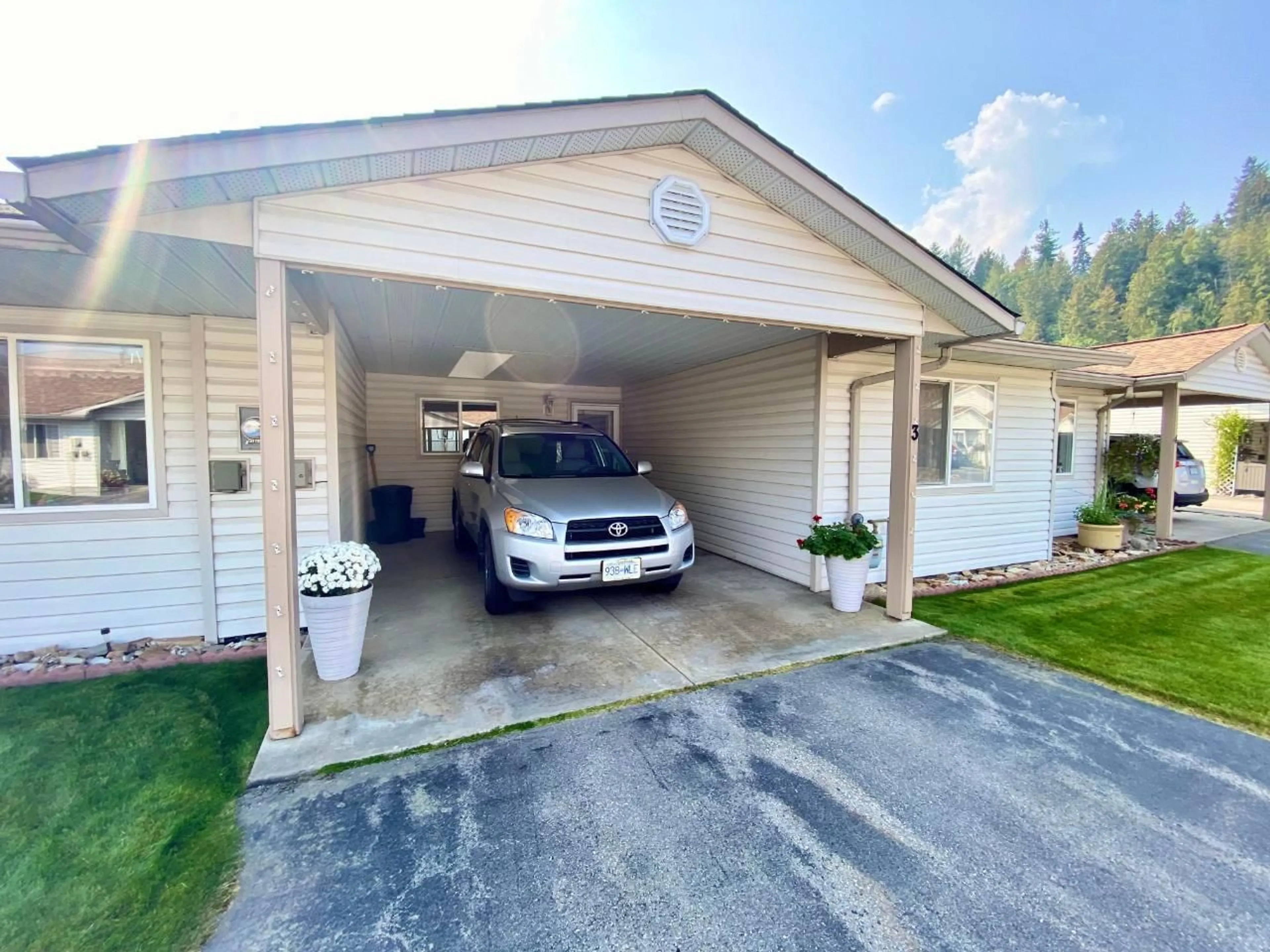 Indoor garage for 3 - 2210 COLUMBIA AVENUE, Castlegar British Columbia V1N2X1