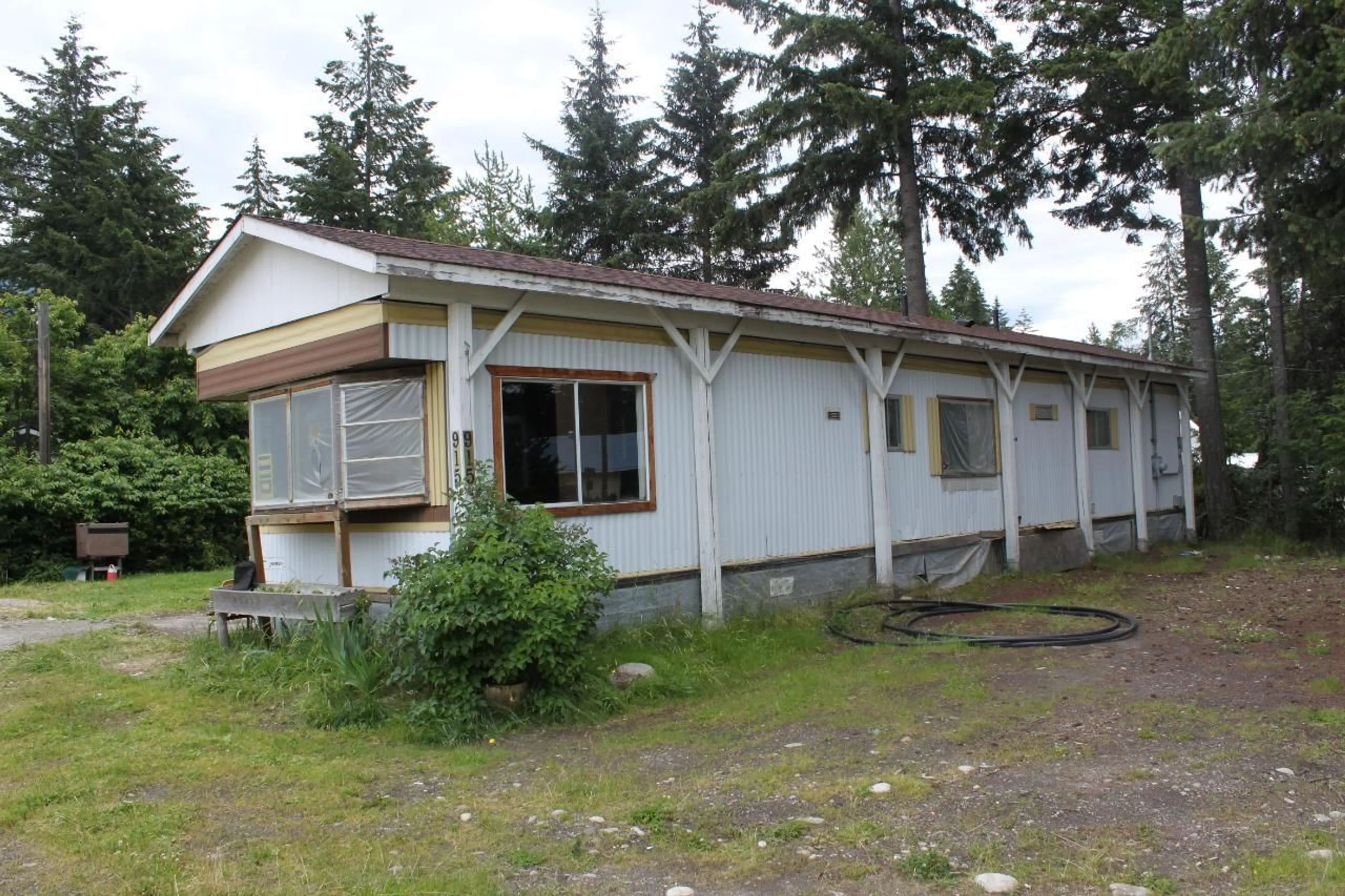 Frontside or backside of a home, cottage for 915 23 Highway, Nakusp British Columbia V0G1R0