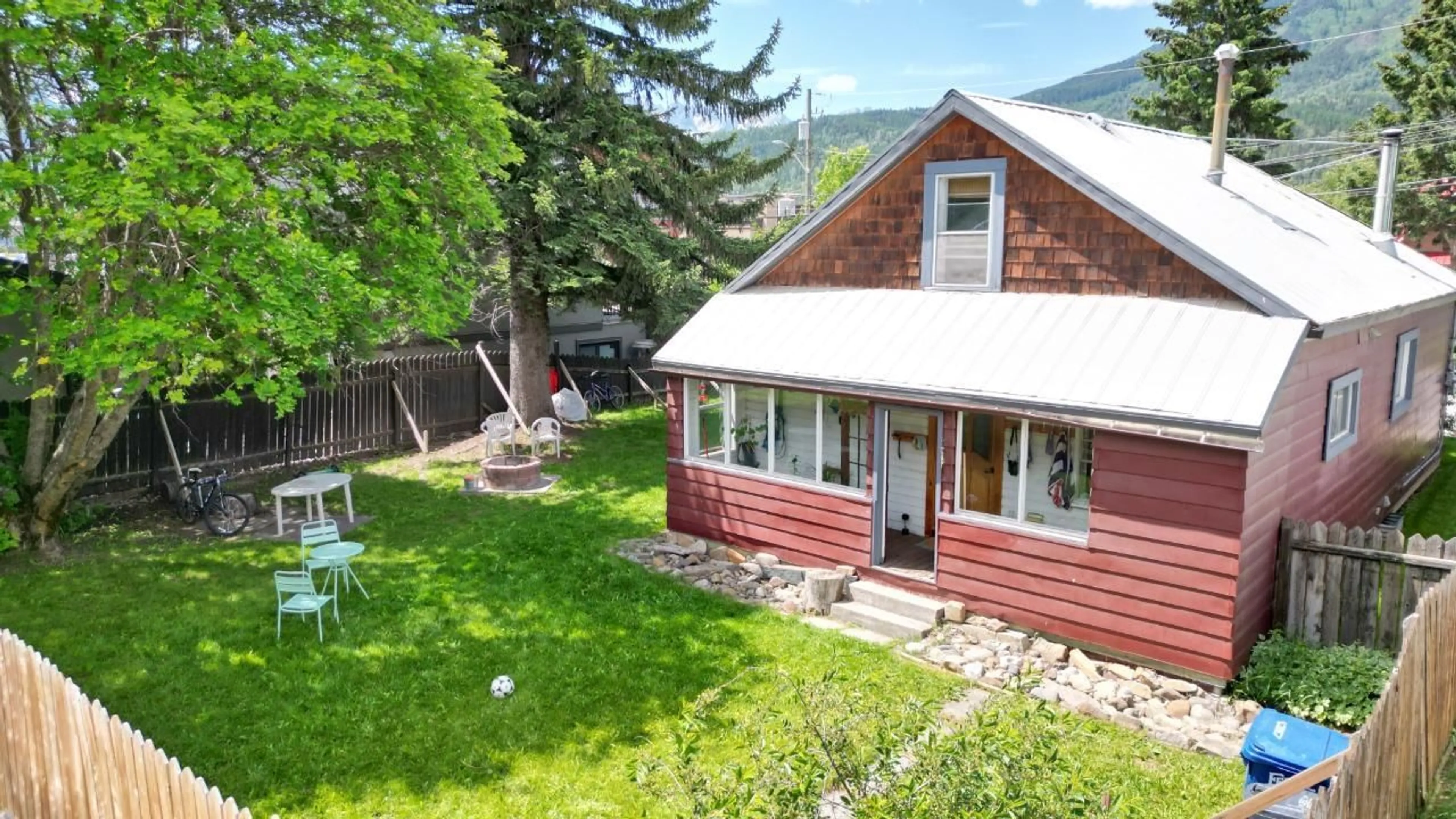 Cottage for 1032 2ND AVENUE, Fernie British Columbia V0B1M0