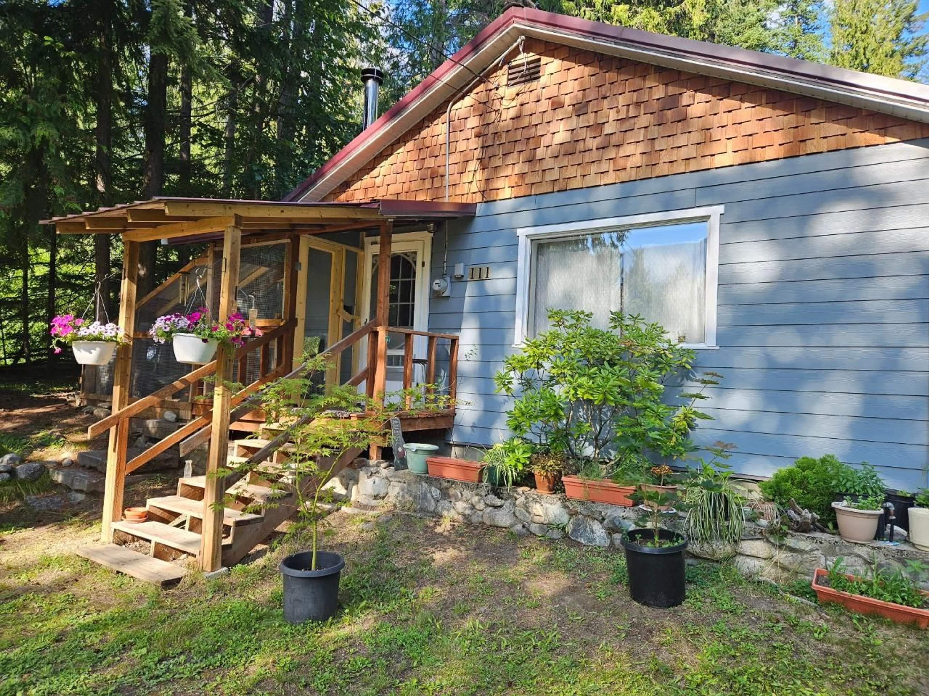 Cottage for 111 BURTON CROSS ROAD, Burton British Columbia V0G1E0