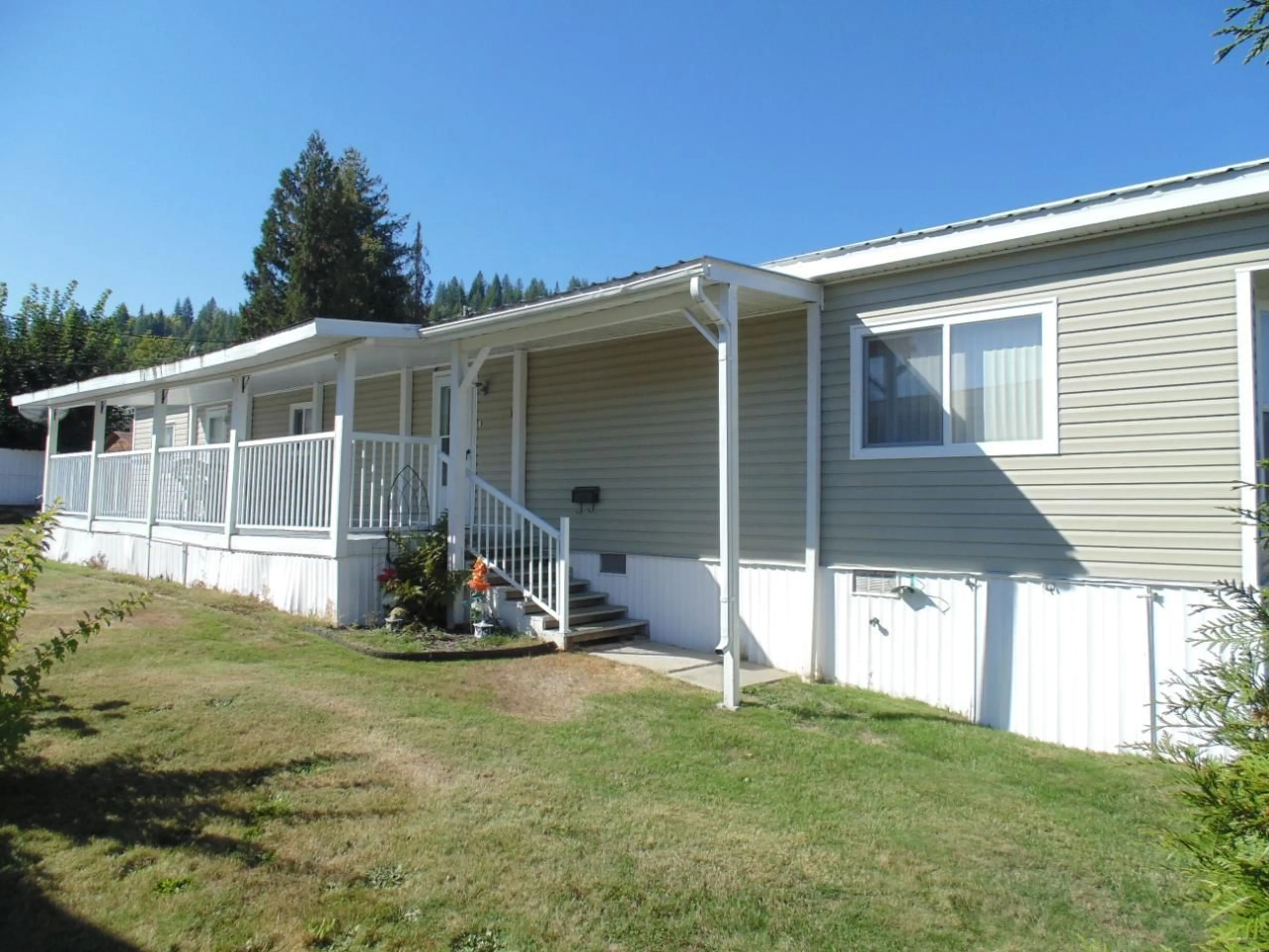 Frontside or backside of a home for 25 - 1545 COLUMBIA AVENUE, Castlegar British Columbia V1N1J1