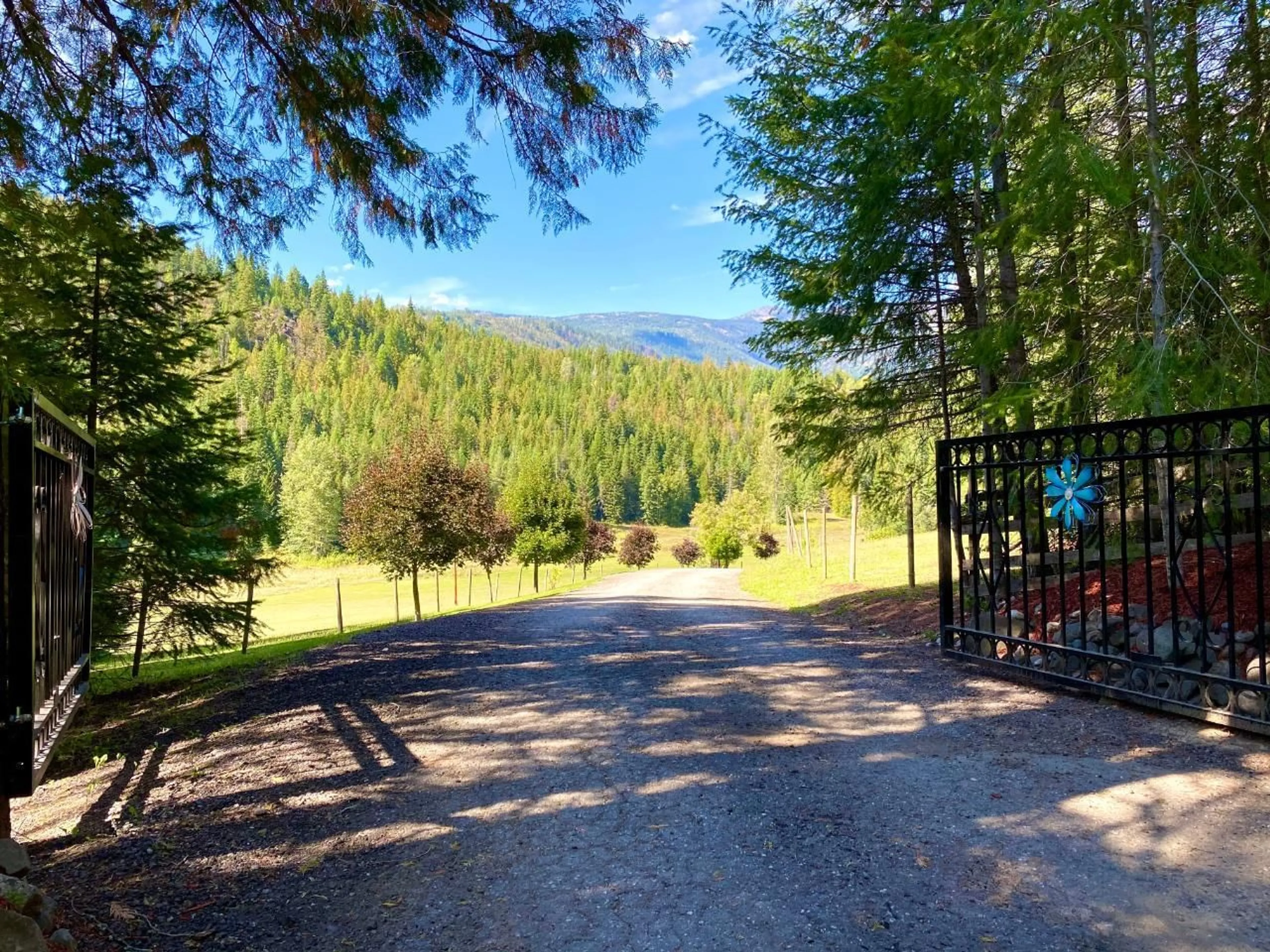 Indoor foyer for 2505 BARLEY Road, Rossland British Columbia V0G1Y0