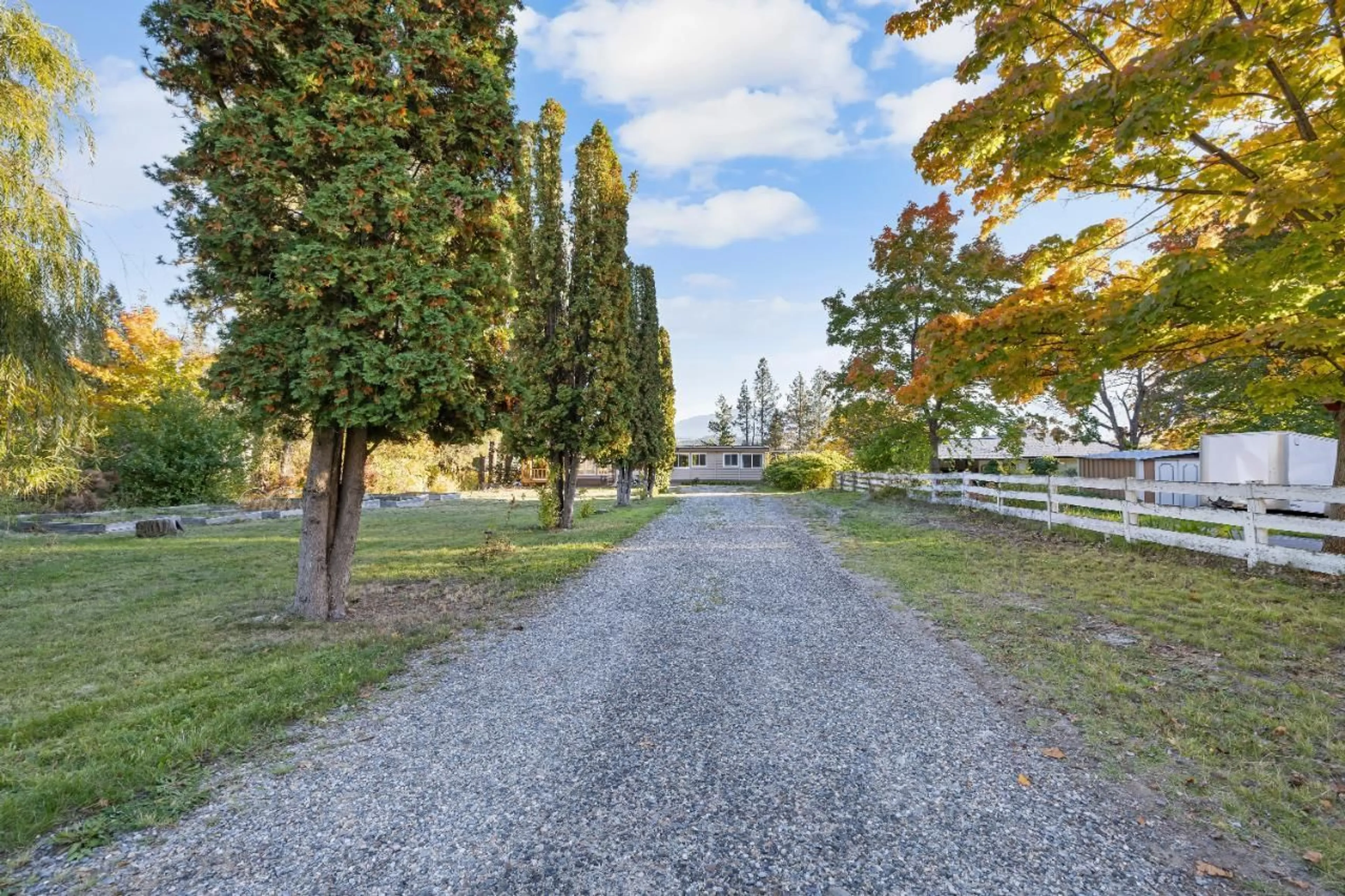 Patio, the street view for 2424 CRAWFORD Street, Creston British Columbia V0B1G5