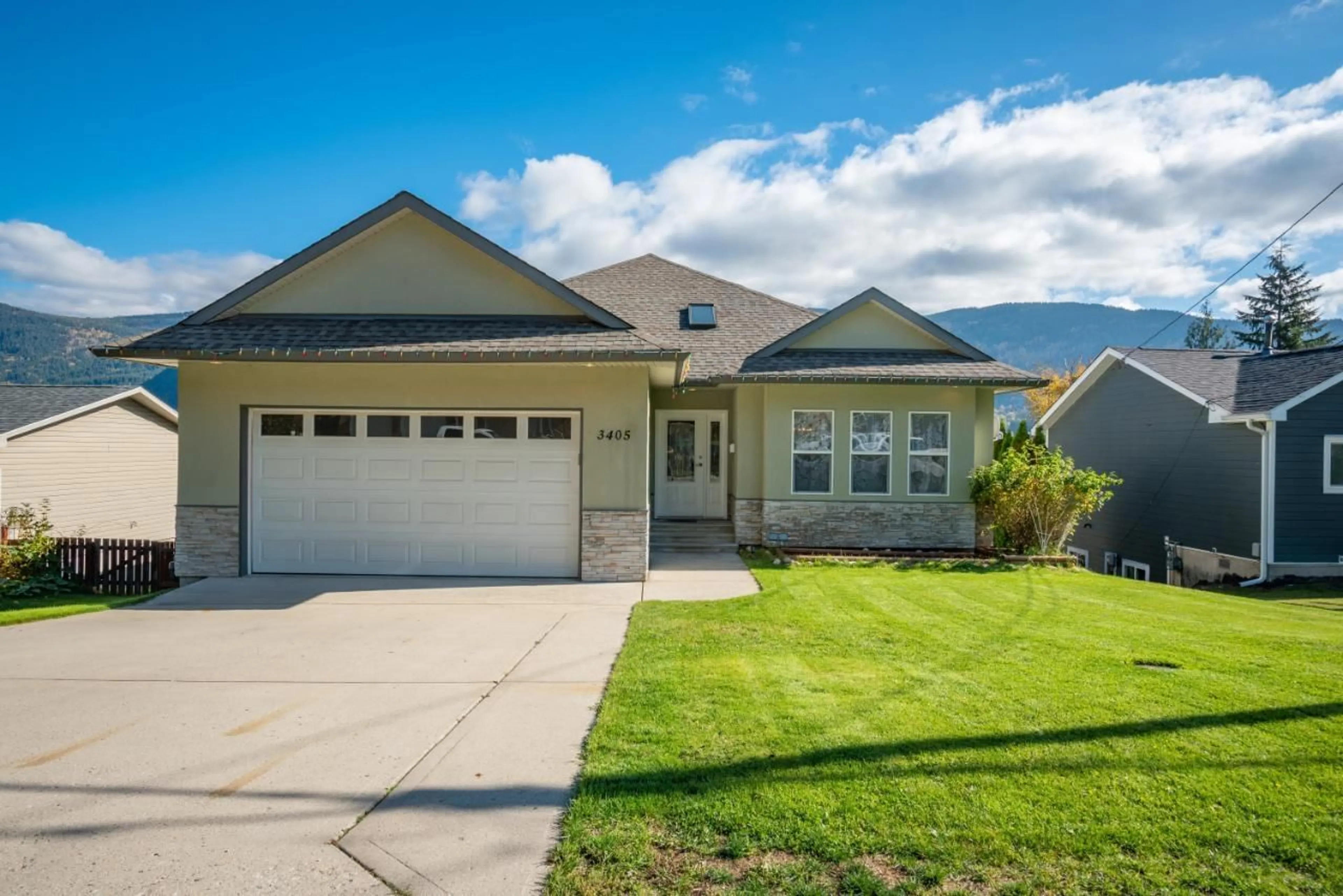 Frontside or backside of a home for 3405 9TH AVENUE, Castlegar British Columbia V1N2Z4