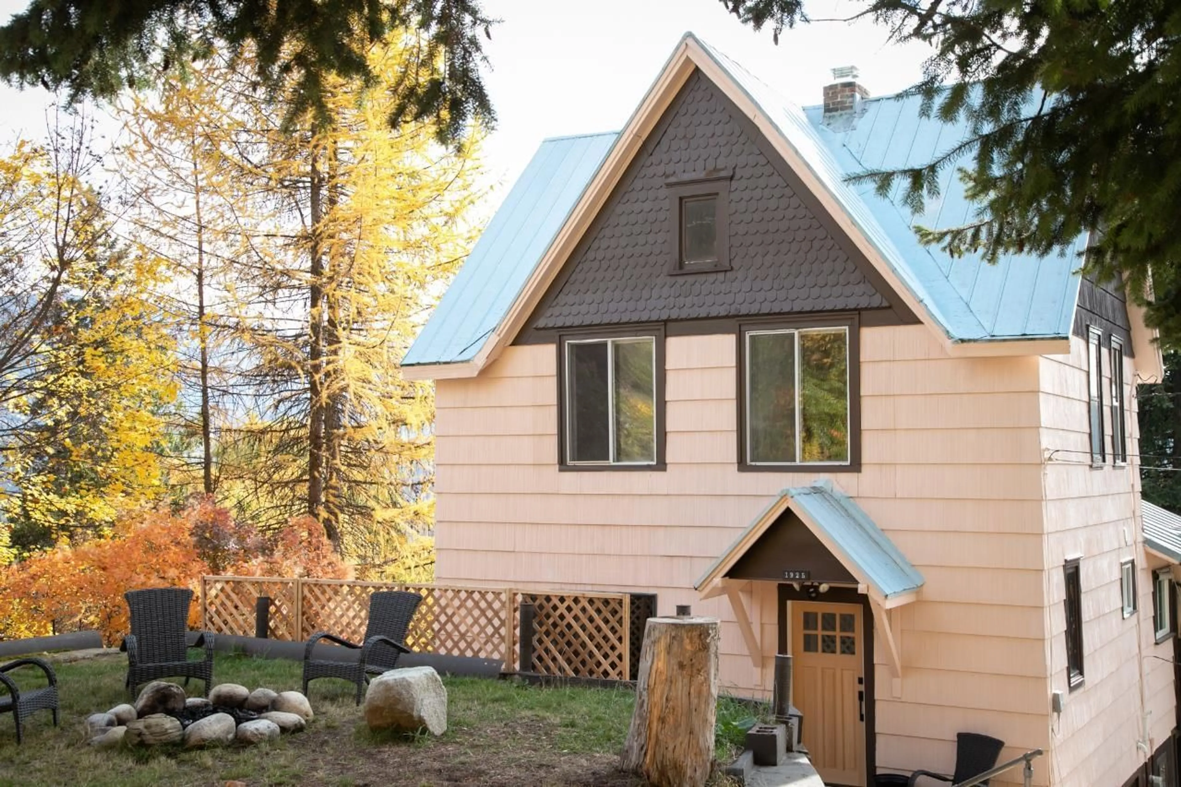 Cottage for 1925 KOOTENAY AVENUE, Rossland British Columbia V0G1Y0
