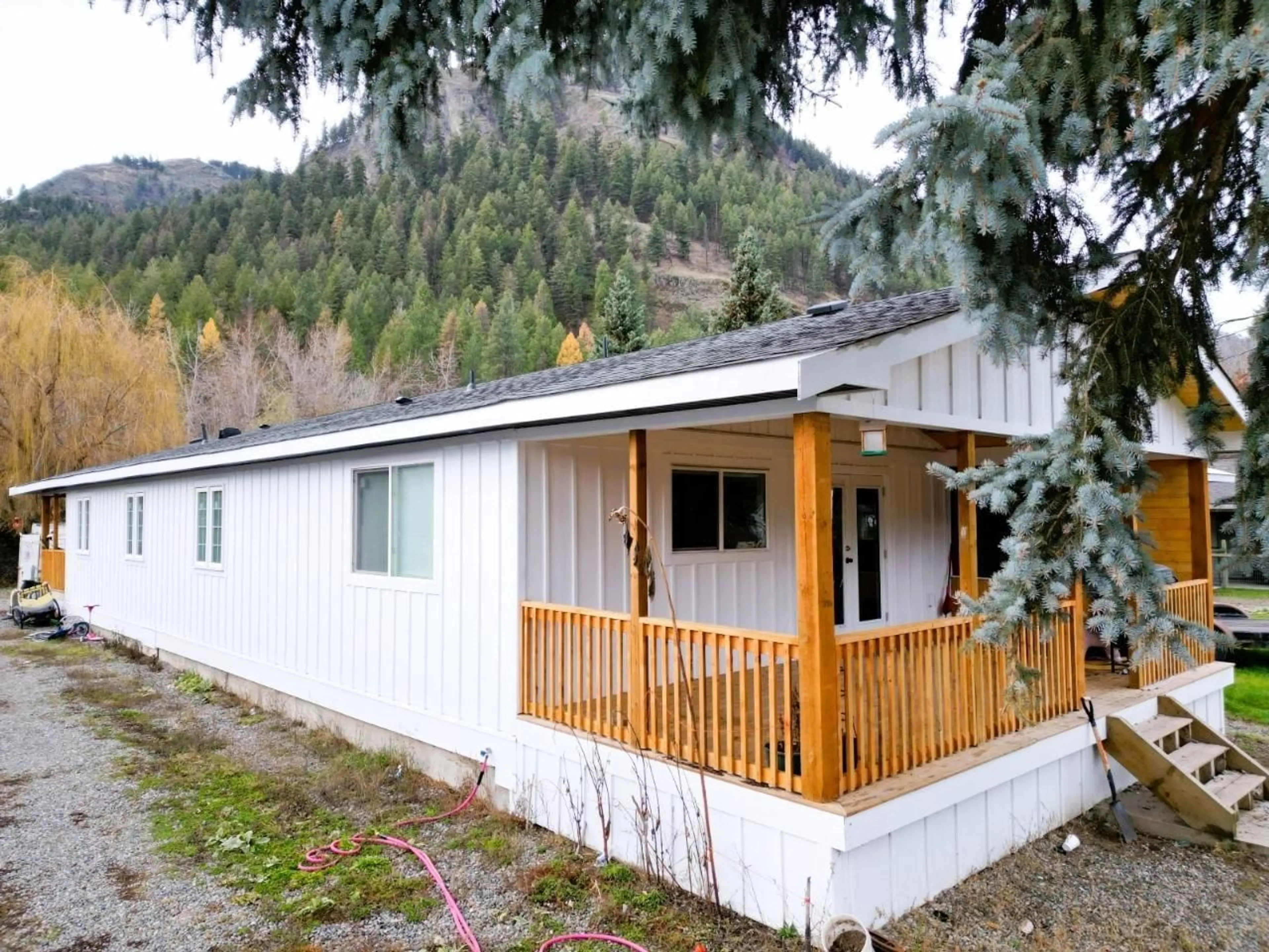 Frontside or backside of a home, cottage for 648 CENTRAL Avenue, Midway British Columbia V0H1M0