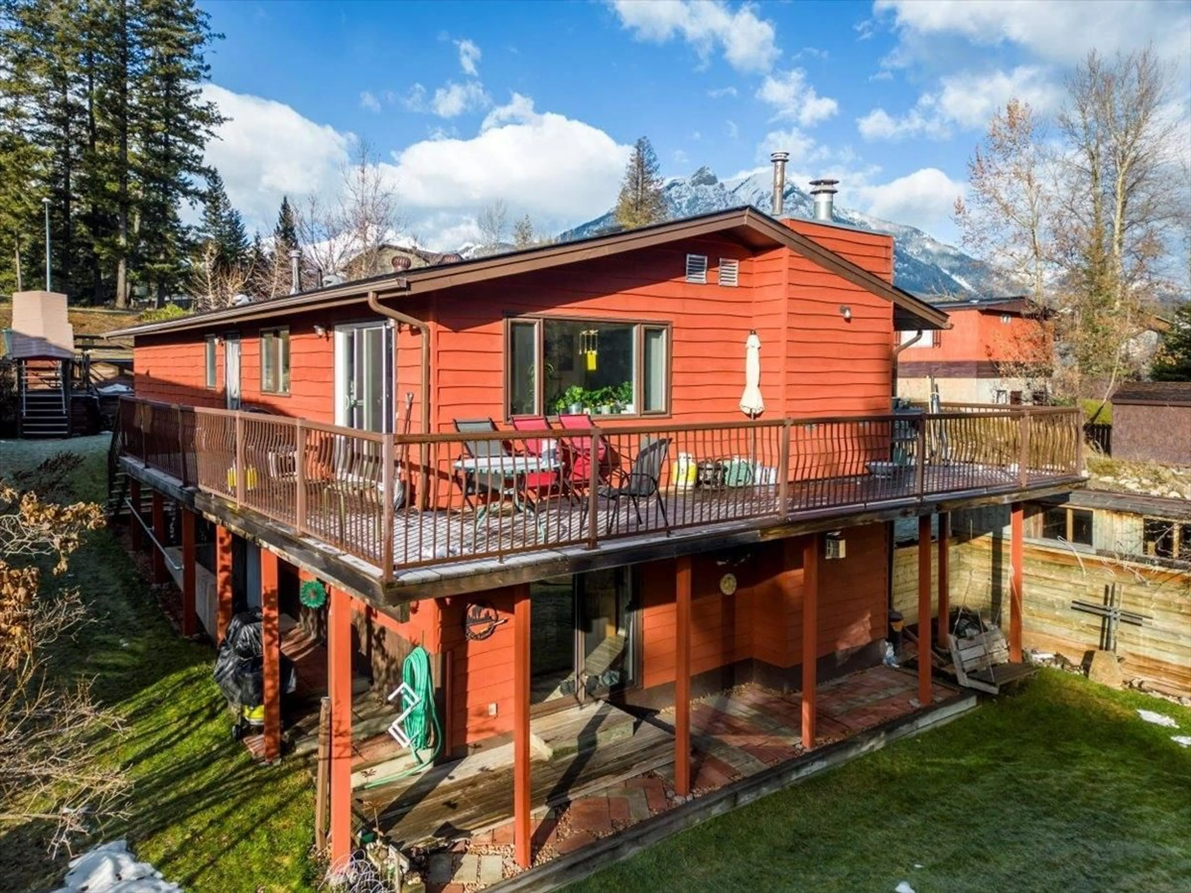Cottage for 50 CARIBOO DRIVE, Elkford British Columbia V0B1H0