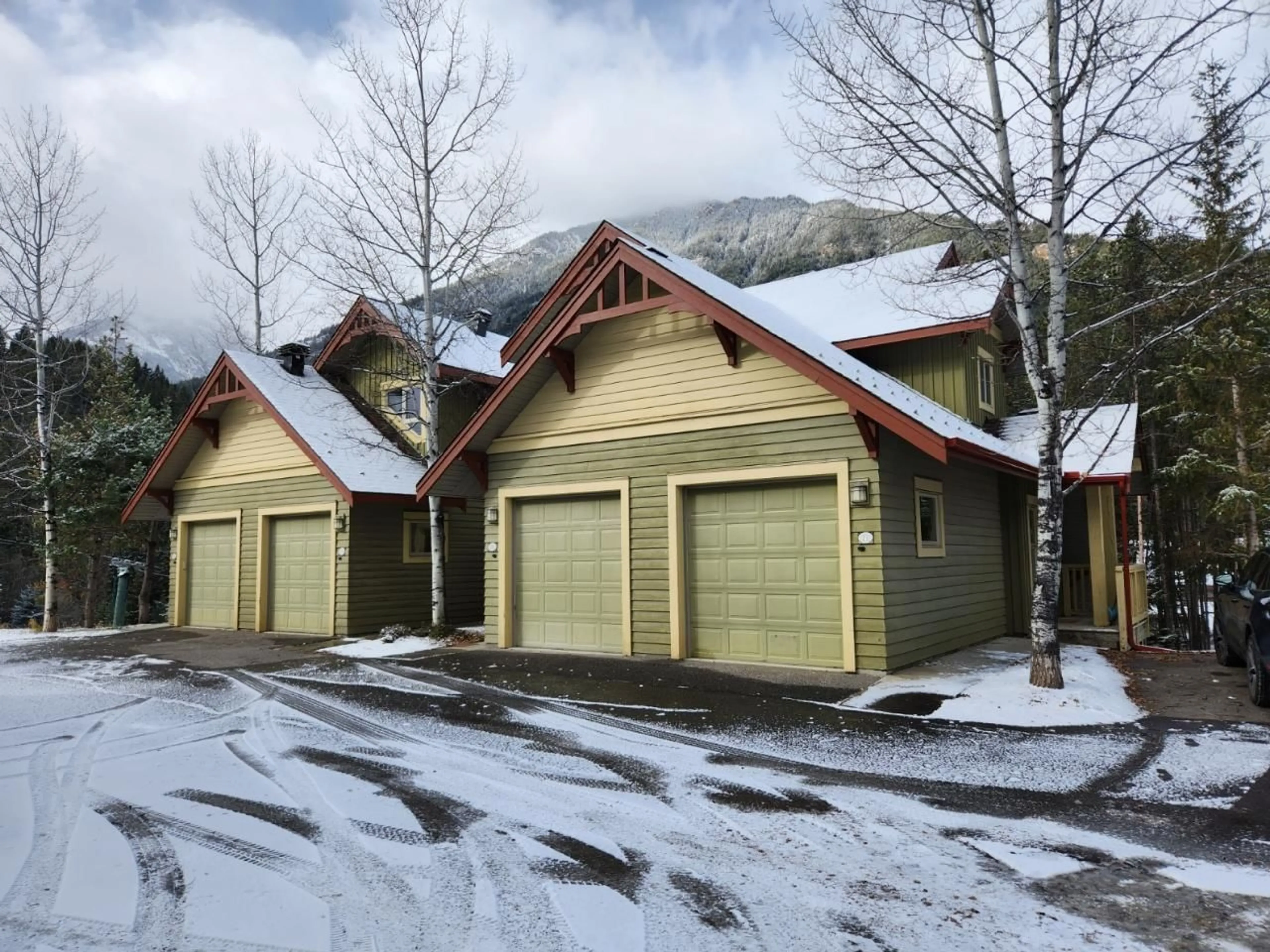 A pic from exterior of the house or condo, cottage for 2025 GREYWOLF Drive Unit# 17, Panorama British Columbia v0a1t0