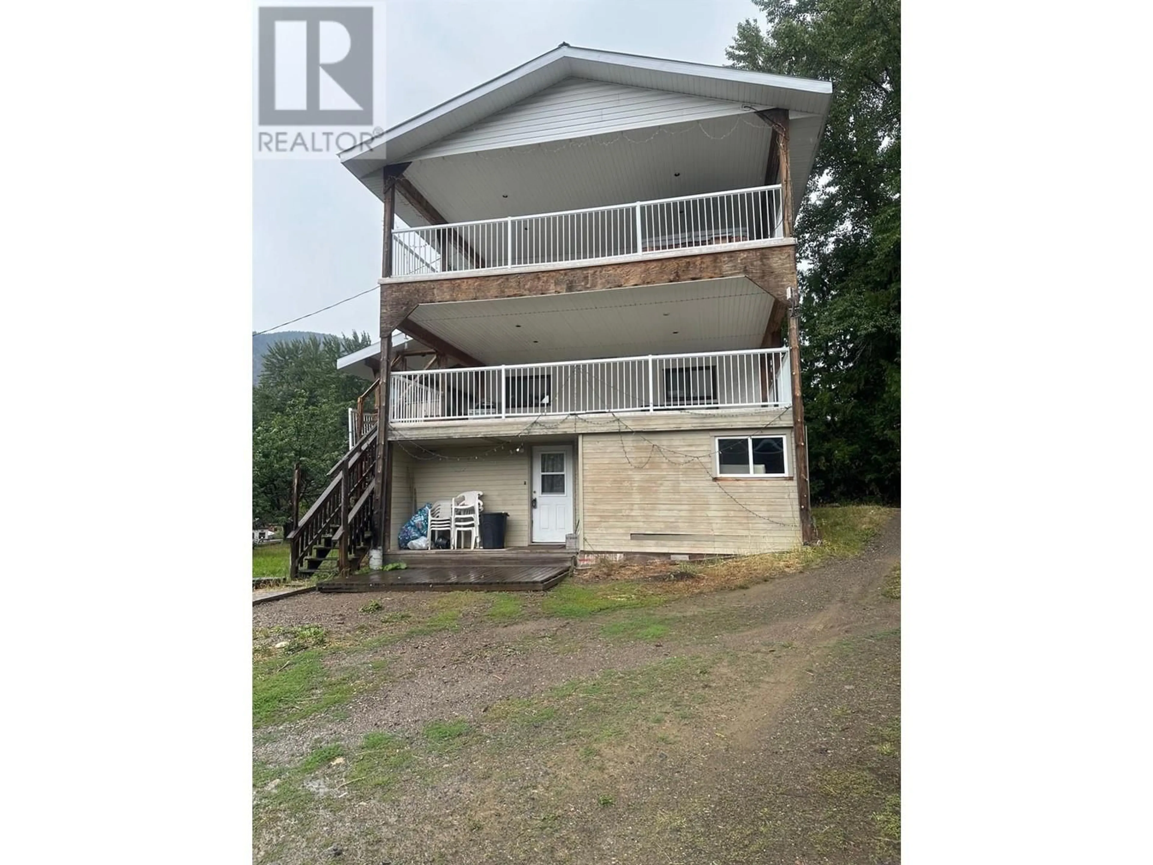 A pic from outside/outdoor area/front of a property/back of a property/a pic from drone, building for 319 NEWMAN STREET, Kitchener British Columbia V0B1W1