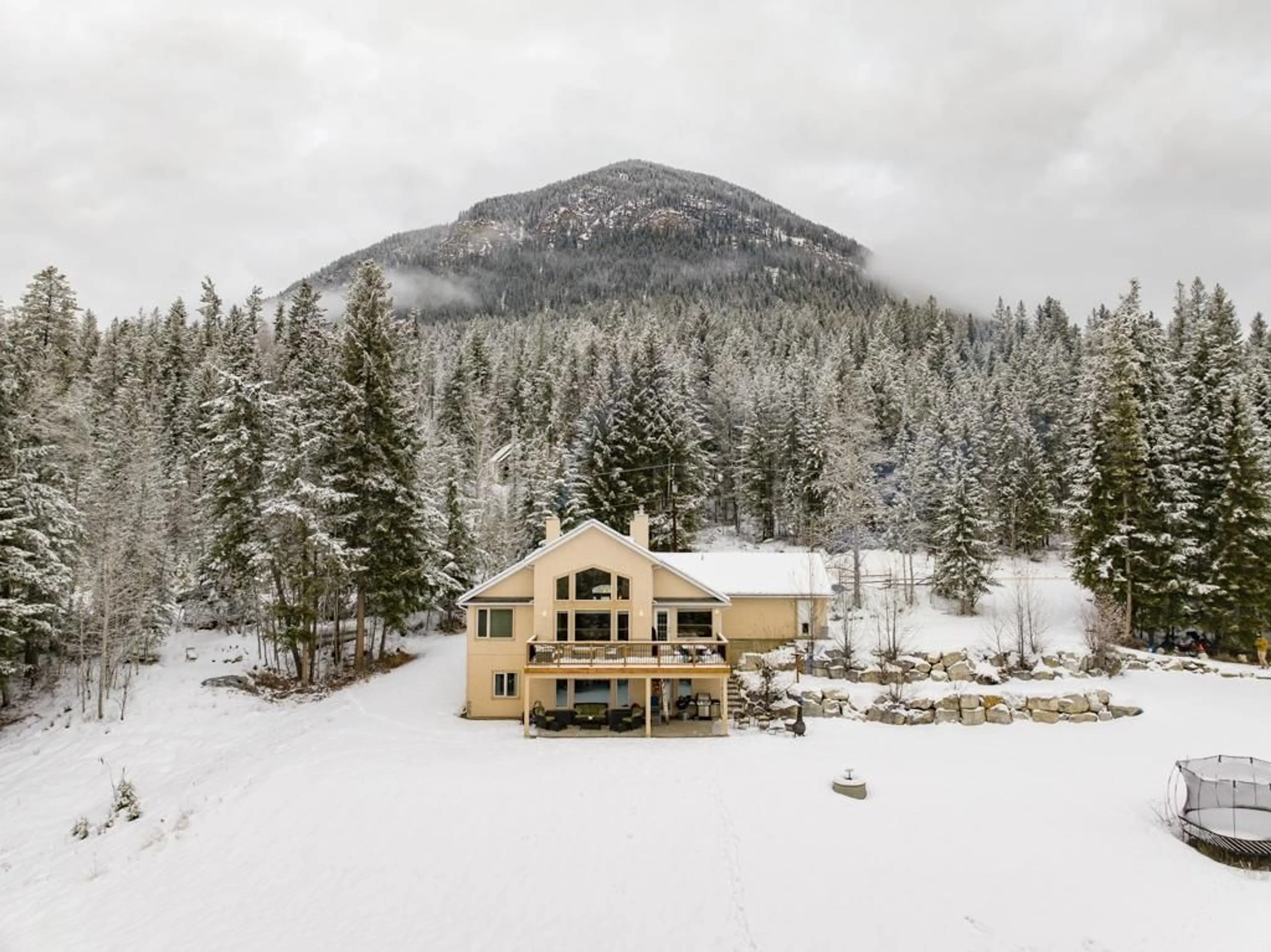 Open concept kitchen for 965 OSTER  Road, Golden British Columbia V0A1H1