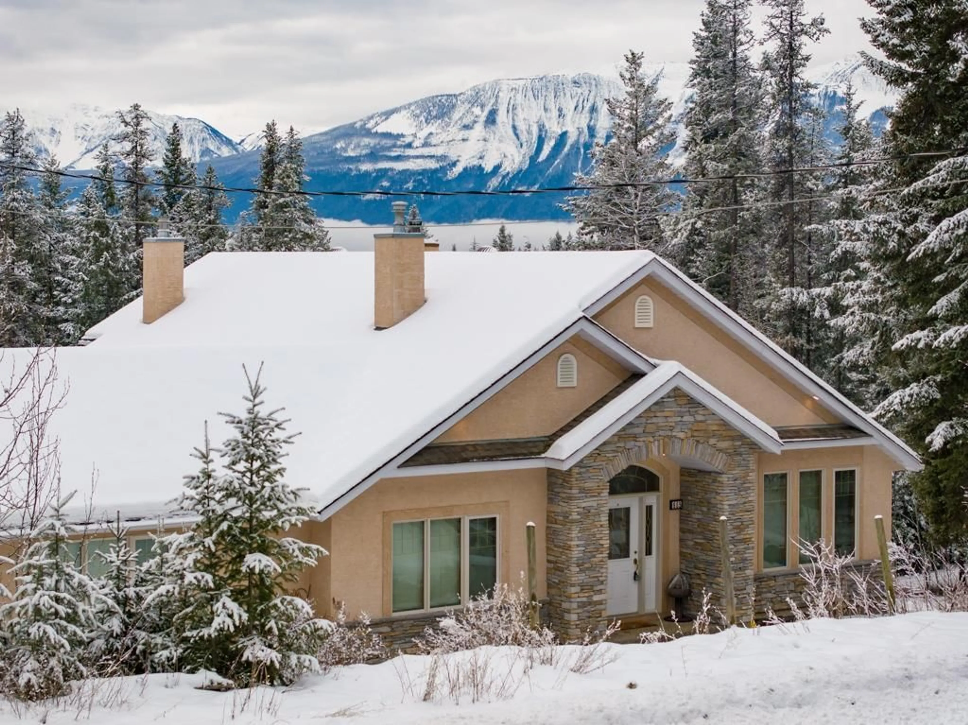 Open concept kitchen for 965 OSTER Road, Golden British Columbia V0A1H1