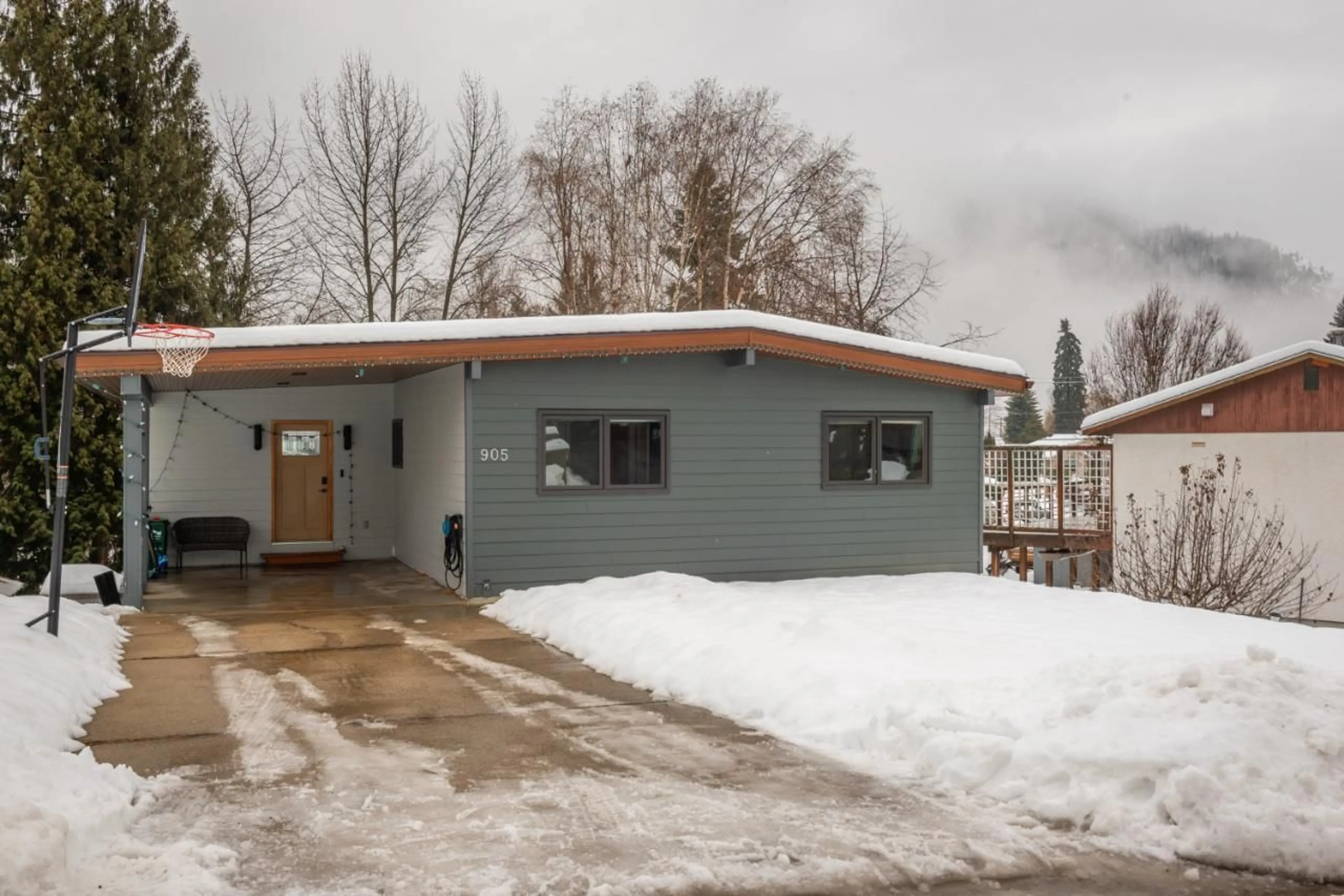 Outside view for 905 8TH STREET, Montrose British Columbia V0G1P0