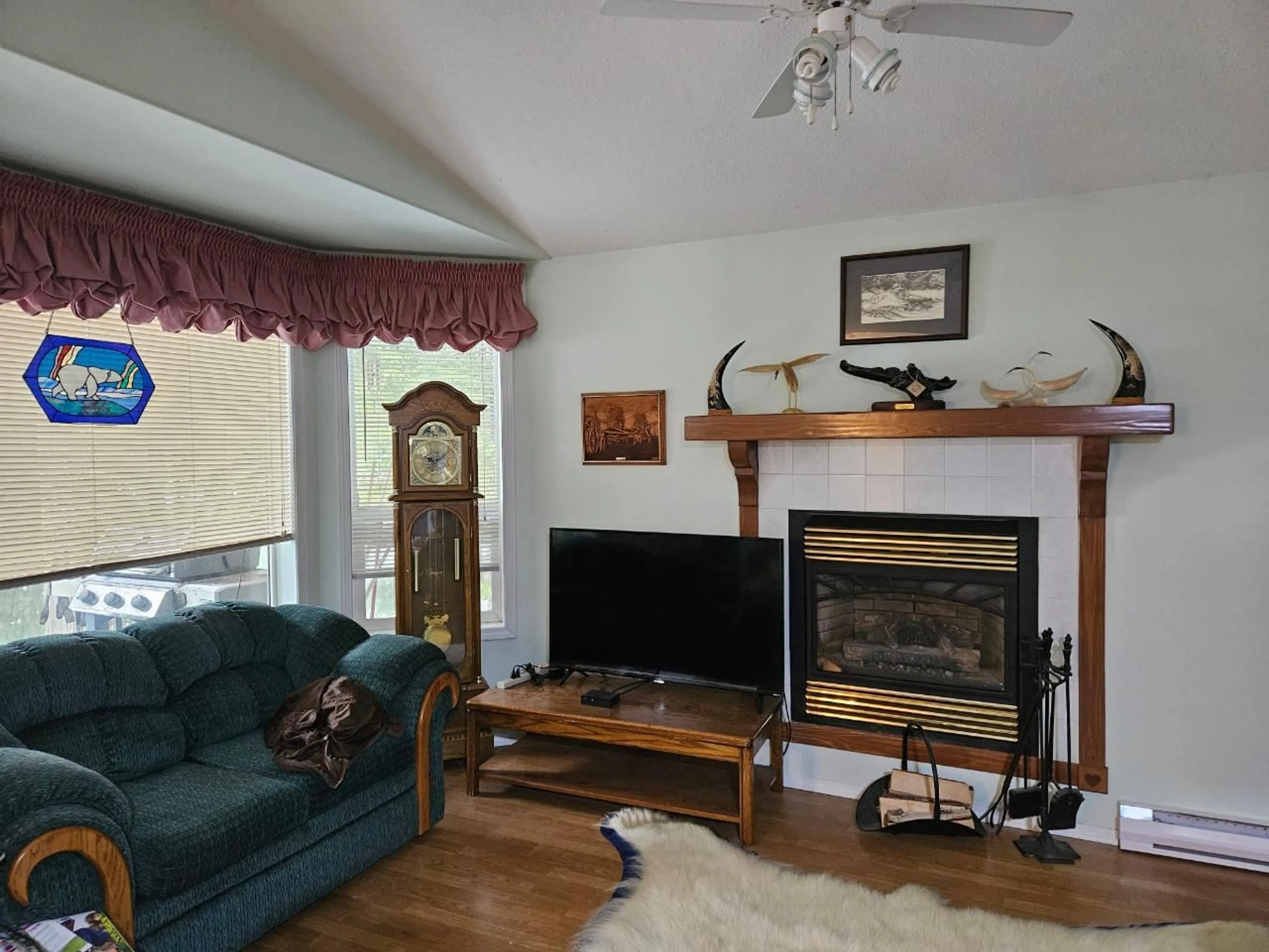 Living room, wood floors for 534 BAYVIEW Road, Nakusp British Columbia V0G1R1