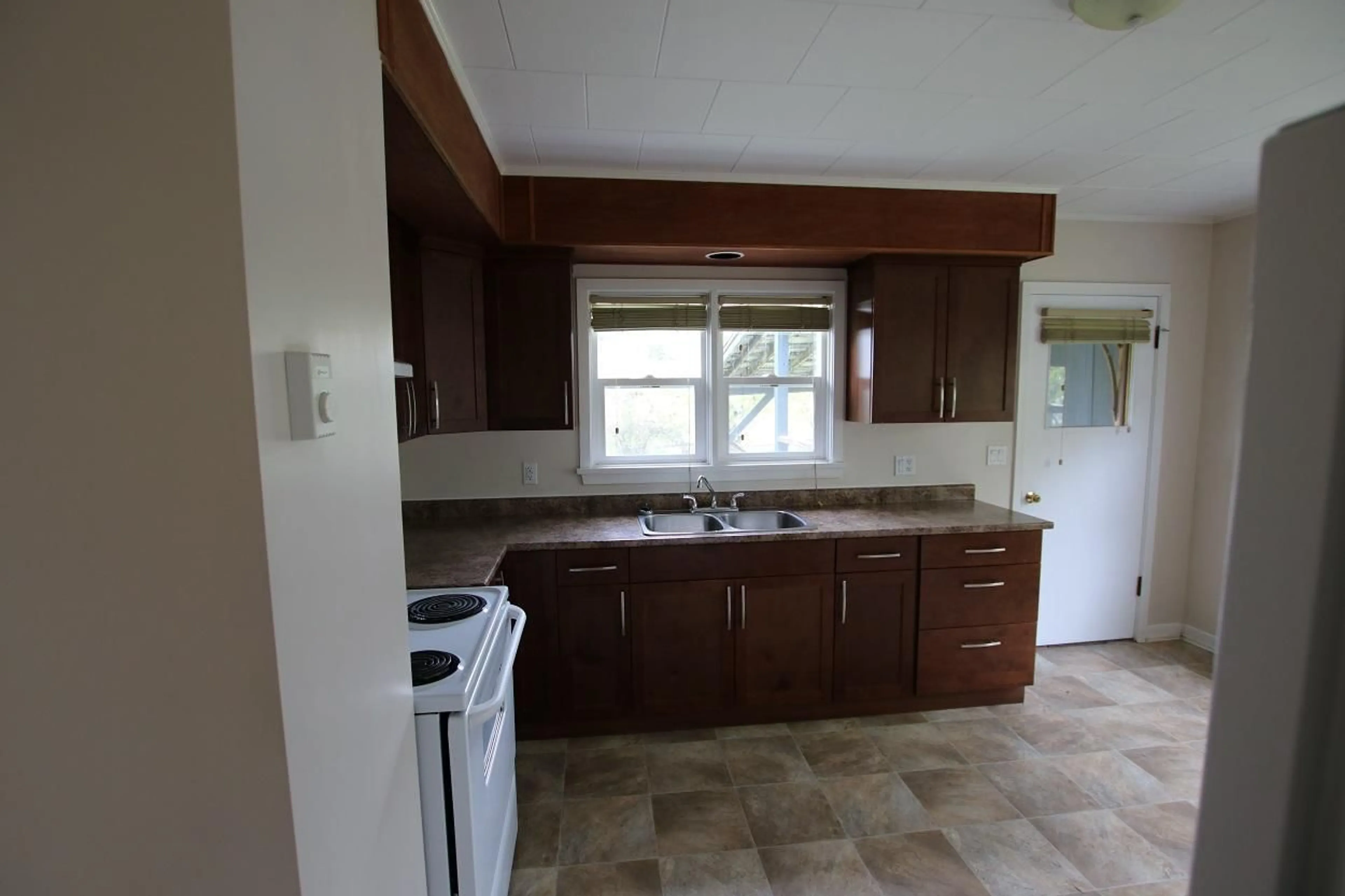 Standard kitchen, wood floors, cottage for 312 6TH Avenue, Nakusp British Columbia V0G1R0