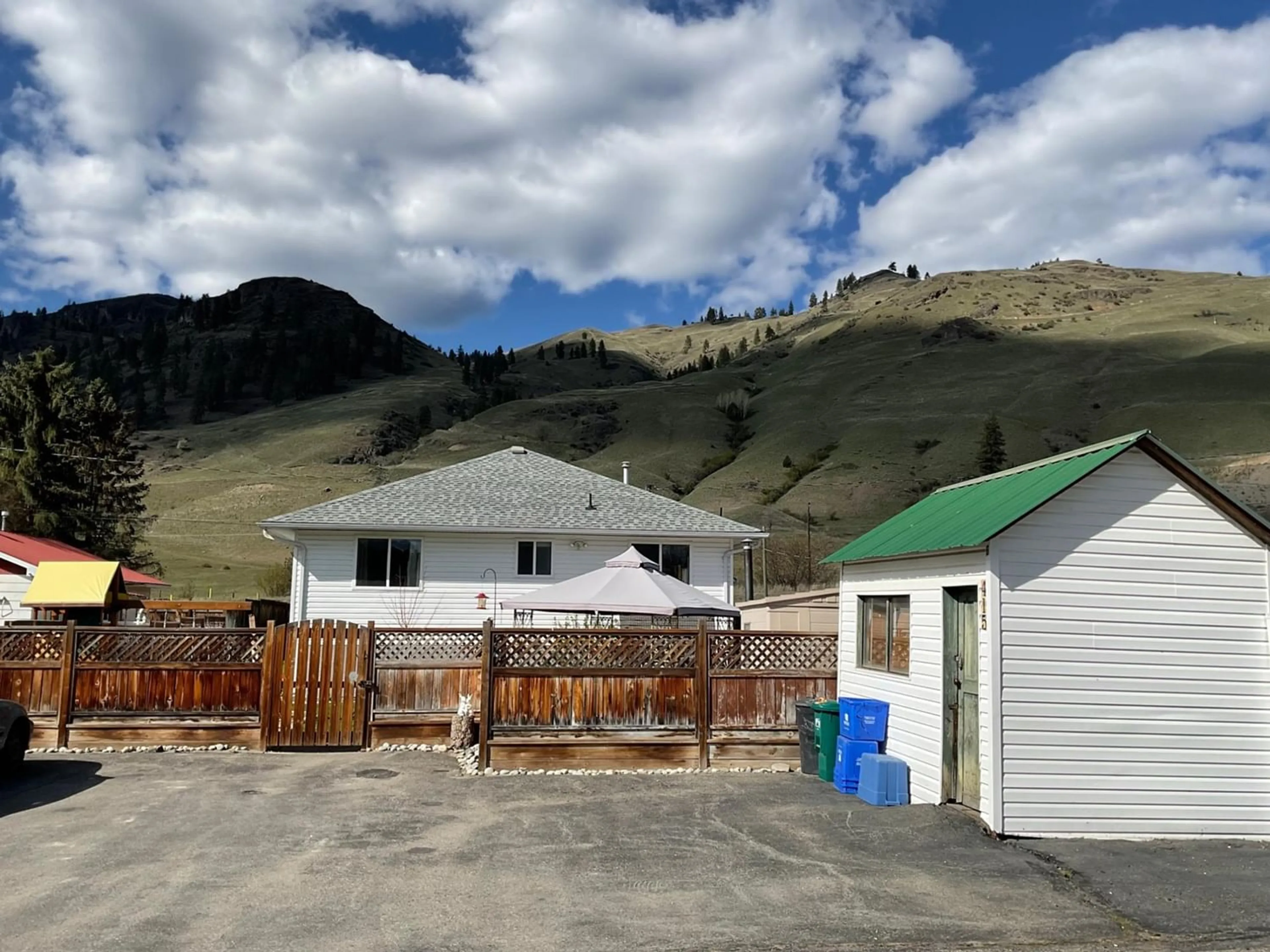 A pic from exterior of the house or condo, the fenced backyard for 415 HATTON Avenue, Midway British Columbia V0H1M0