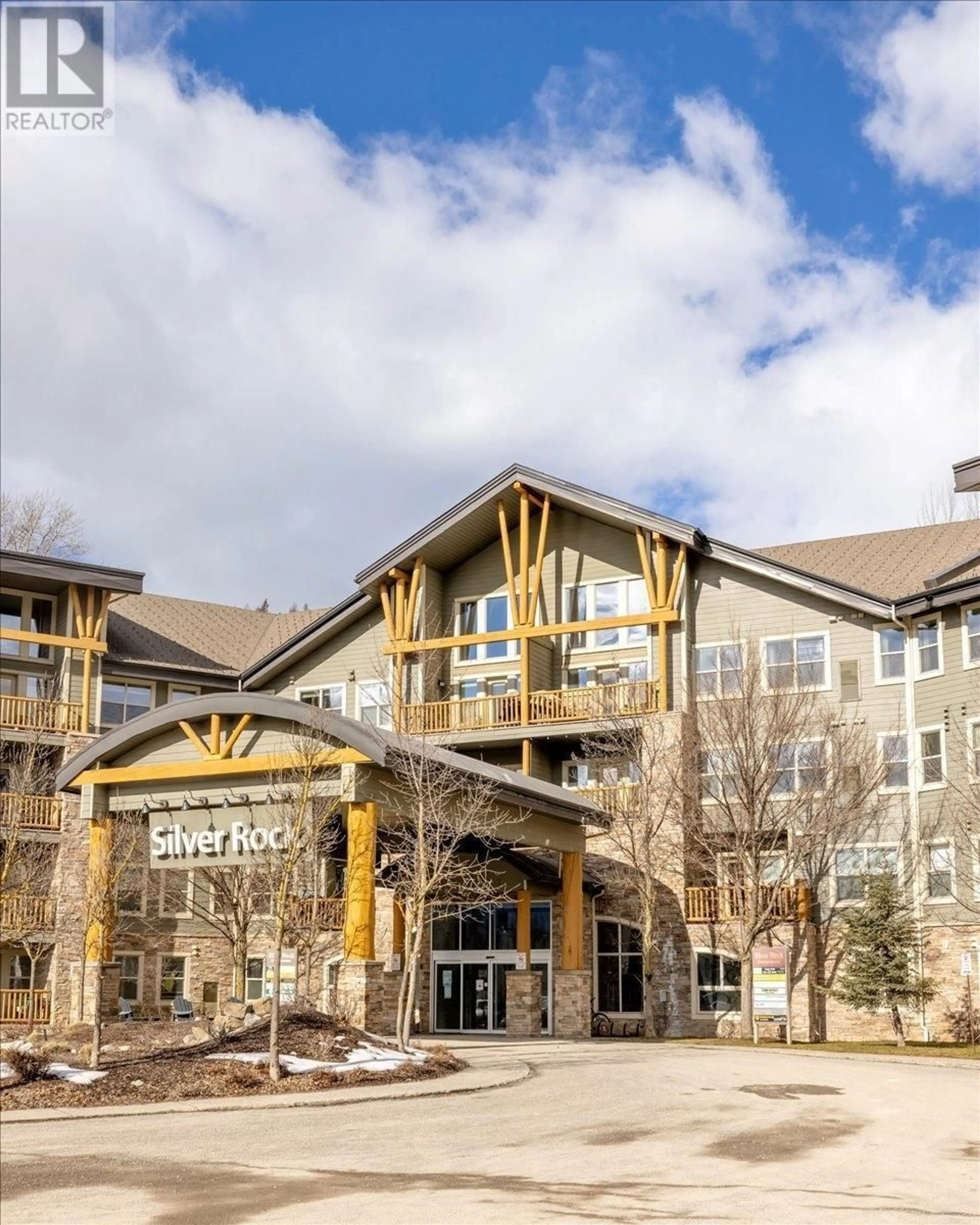 Indoor foyer for 201 - 1500 MCDONALD AVENUE, Fernie British Columbia V0B1M1