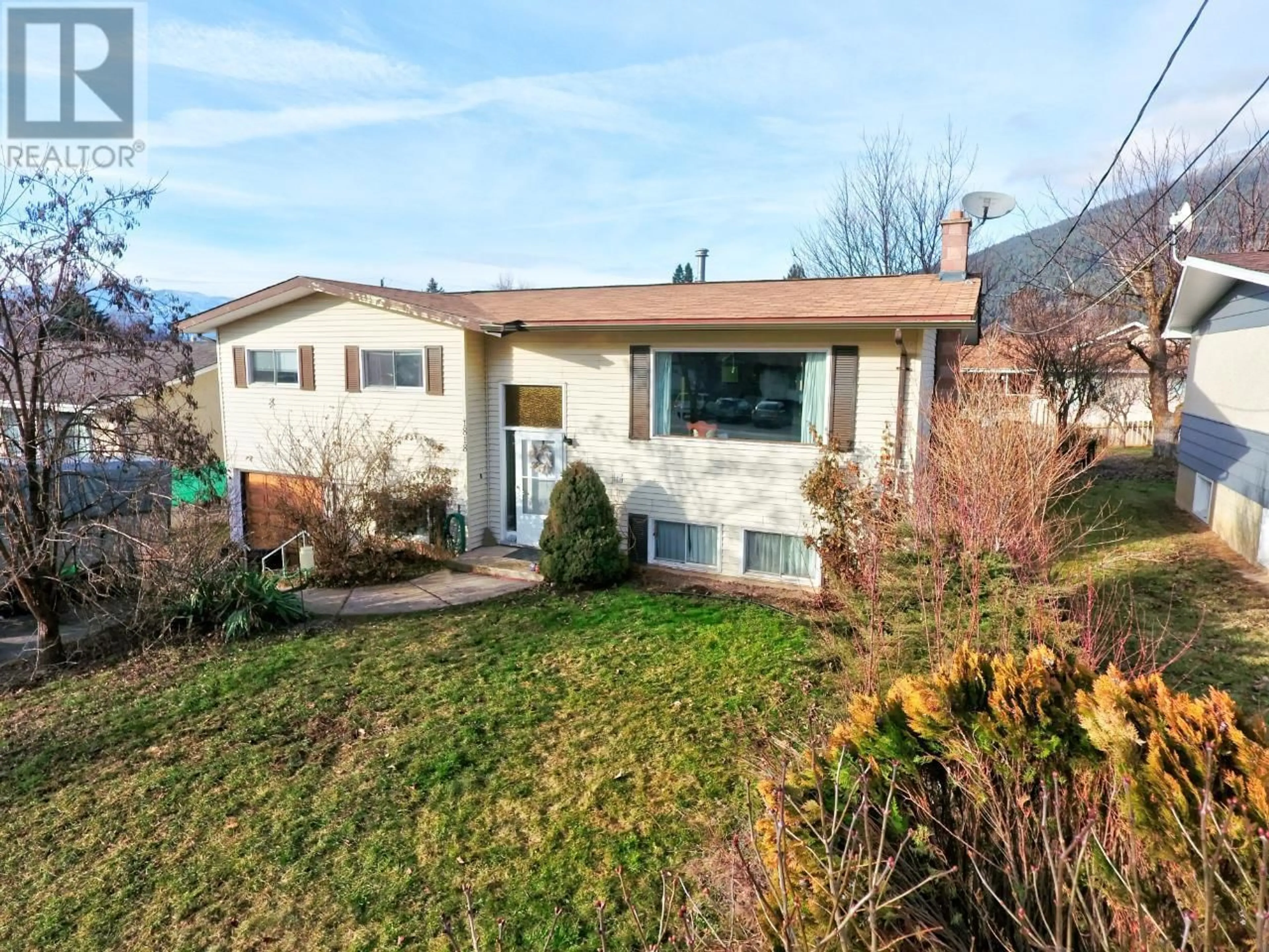 Home with vinyl exterior material, street for 1818 ASH STREET, Creston British Columbia V0B1G5