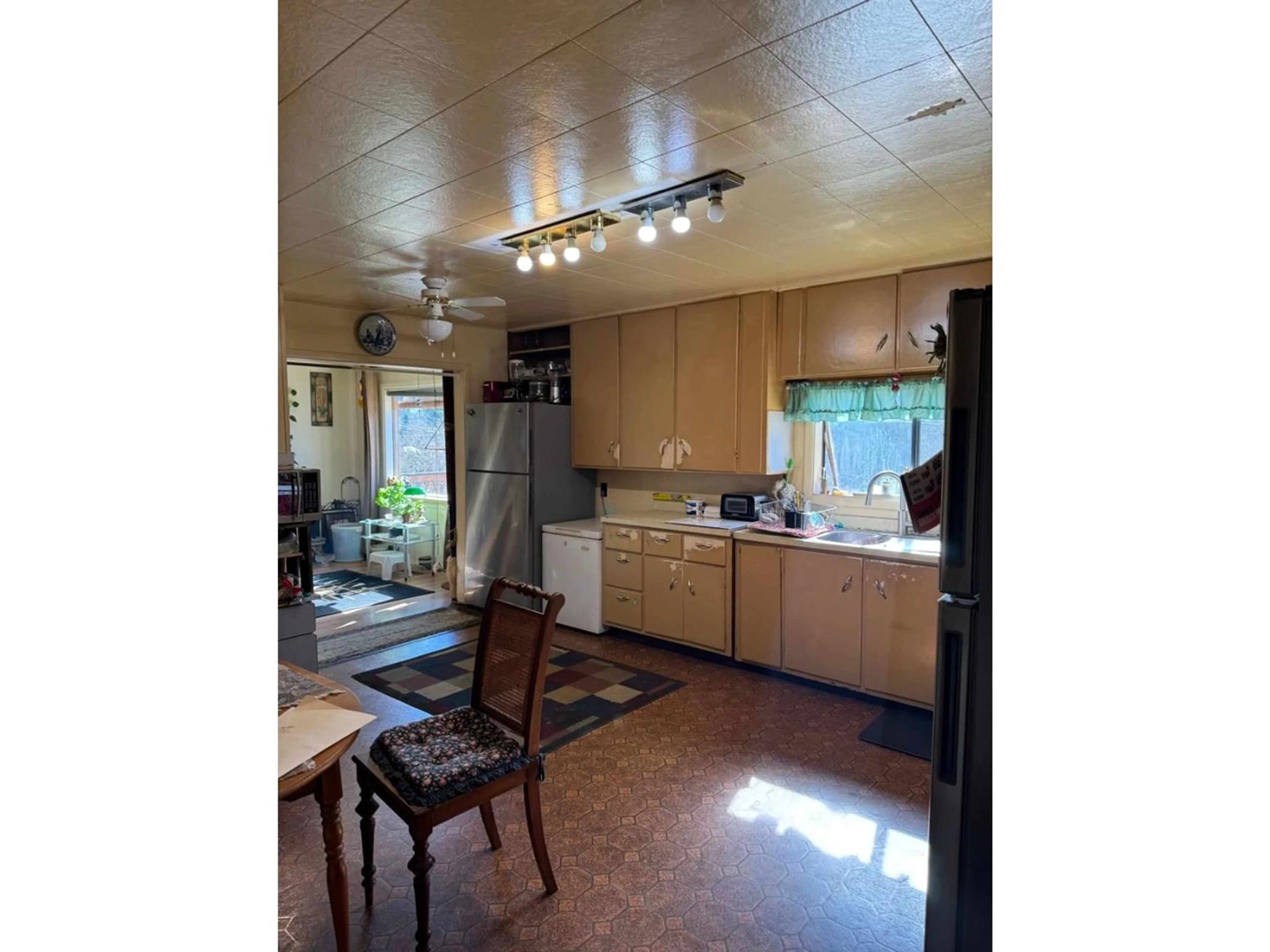 Kitchen, wood floors, cottage for 1005 RAILWAY Boulevard, Creston British Columbia V0B1G3