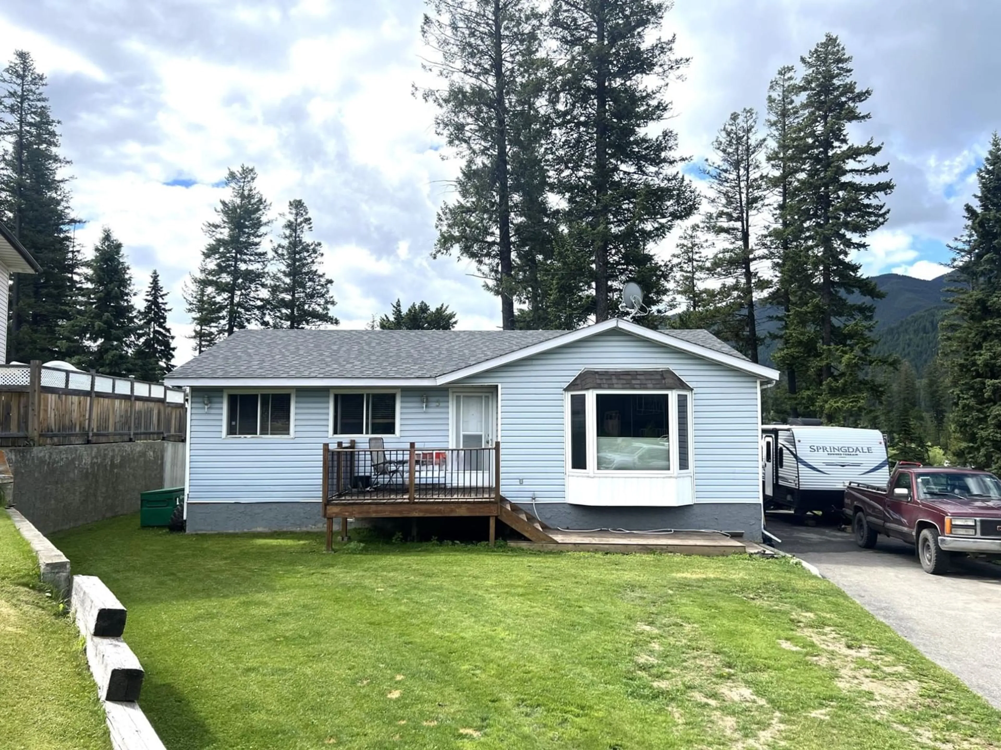 Outside view for 5 CLEARWATER PLACE, Elkford British Columbia V0B1H0