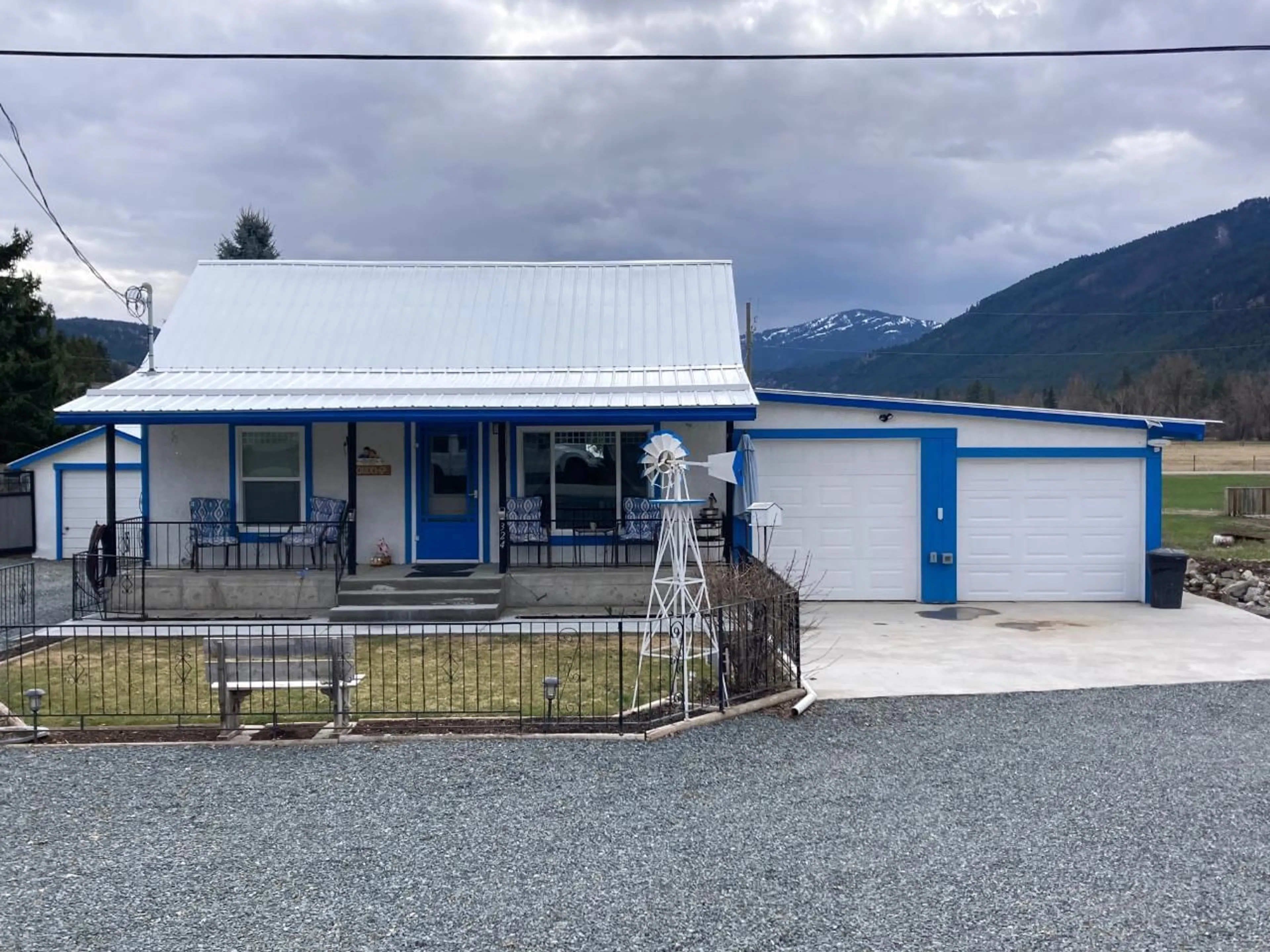 Outside view for 324 HARTLAND AVENUE, Midway British Columbia V0H1M0