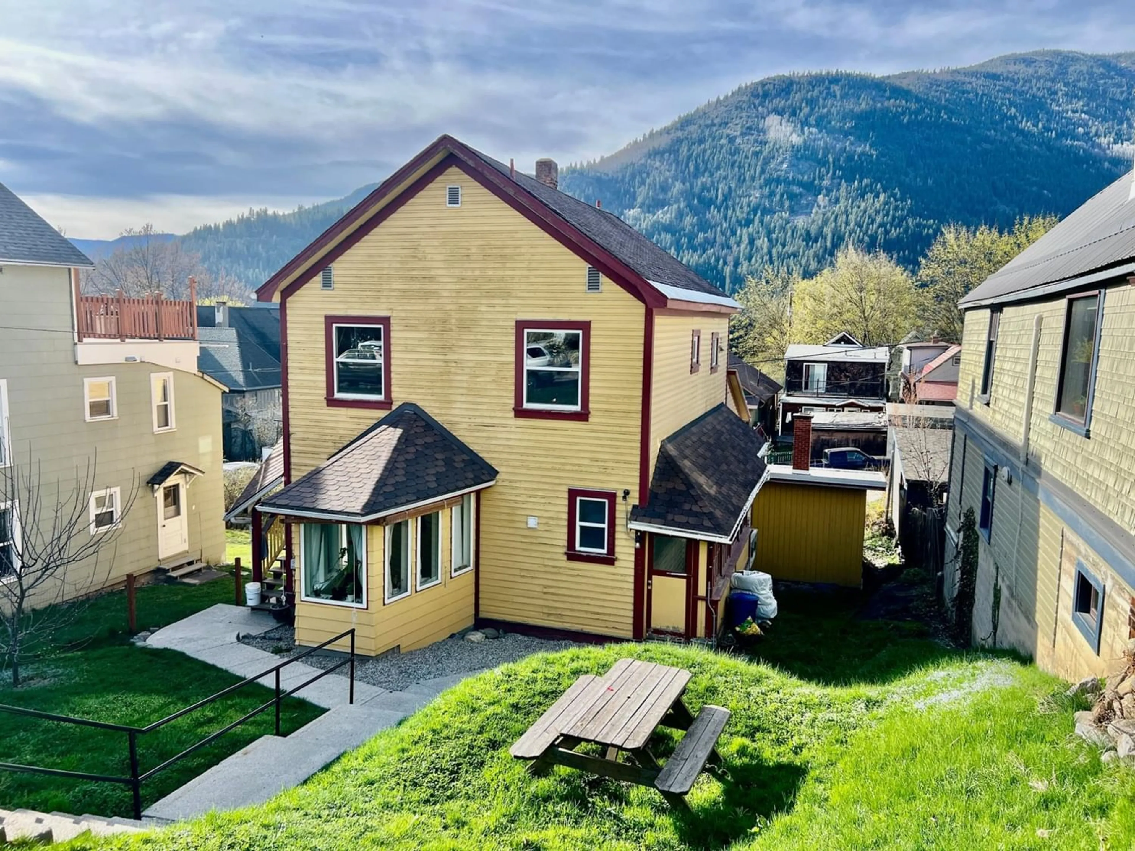 Frontside or backside of a home for 517 CARBONATE STREET, Nelson British Columbia V1L4P4