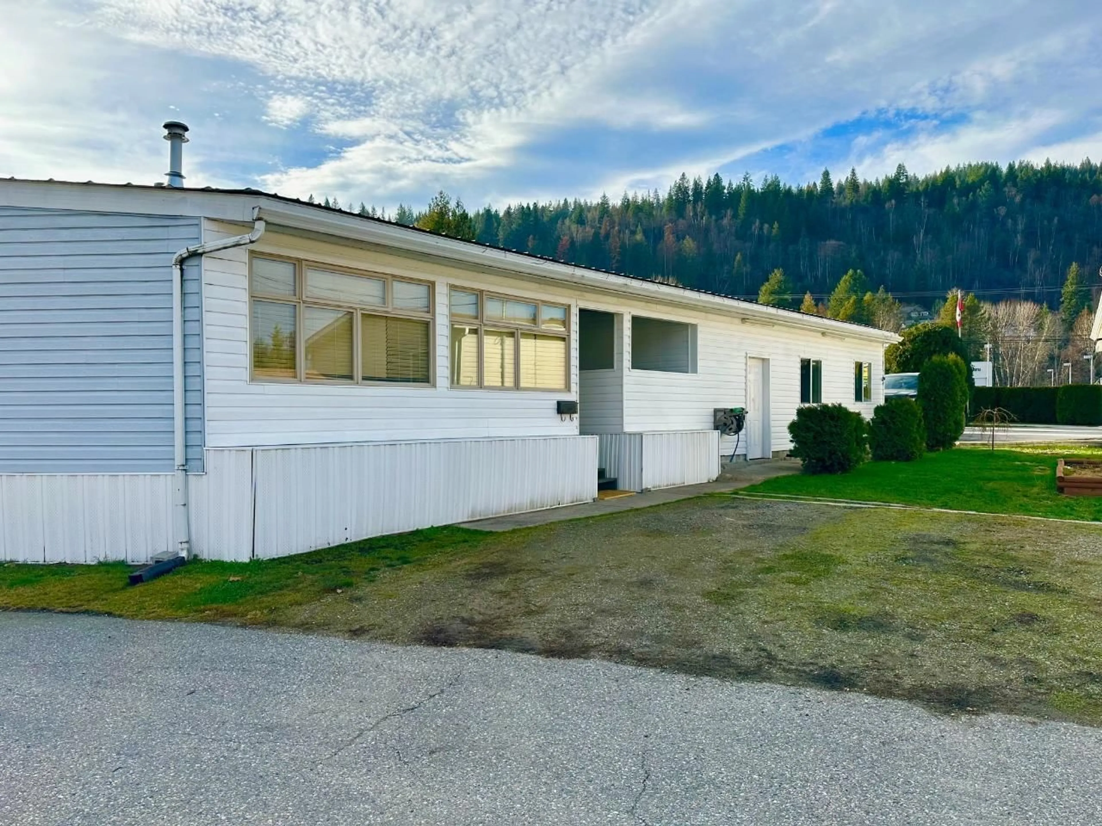 Outside view for 13 - 1545 COLUMBIA AVENUE, Castlegar British Columbia V1N1J1