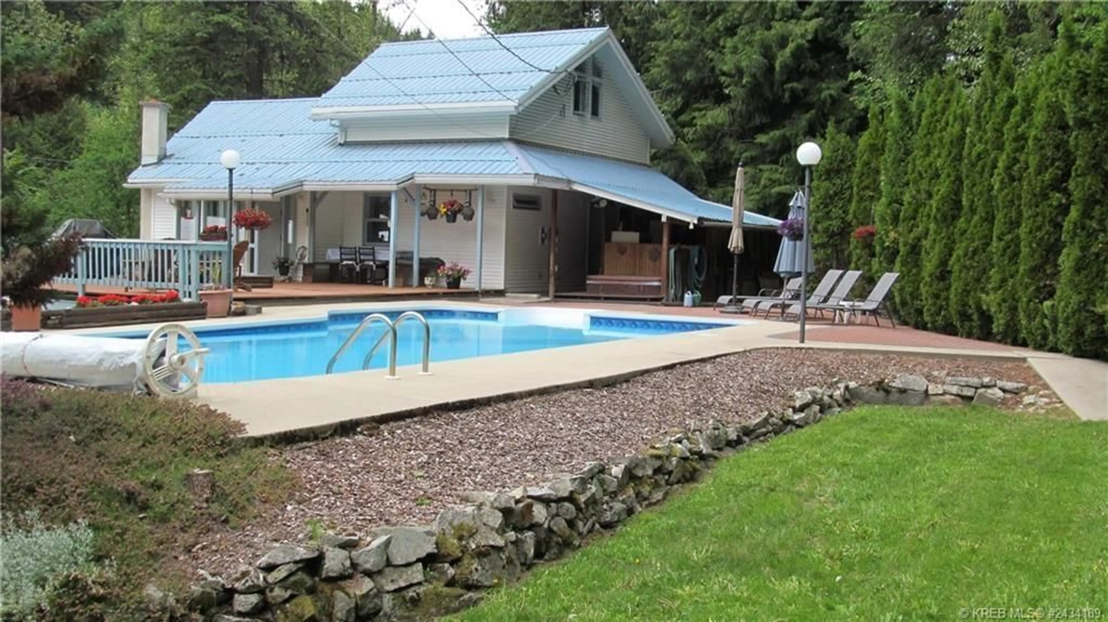 Indoor or outdoor pool for 3433 6 Highway, Nelson British Columbia V1L6Z4